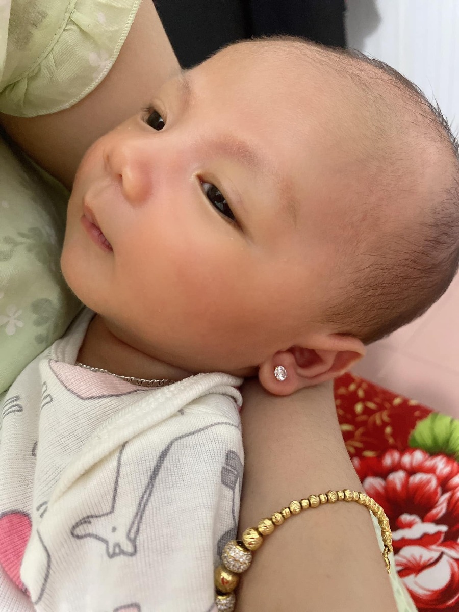 Siêu chụp 4D sanh ra y chang k sai 1 nét nhé mấy mom hihi. Chuột trai nhà e tròn 1 tháng tuổi r ạ. Chúc mấy mom 1 thai kỳ khoẻ mạnh nhé. Khoe ảnh 4d và hiện tại của chuột con đi mấy mom.