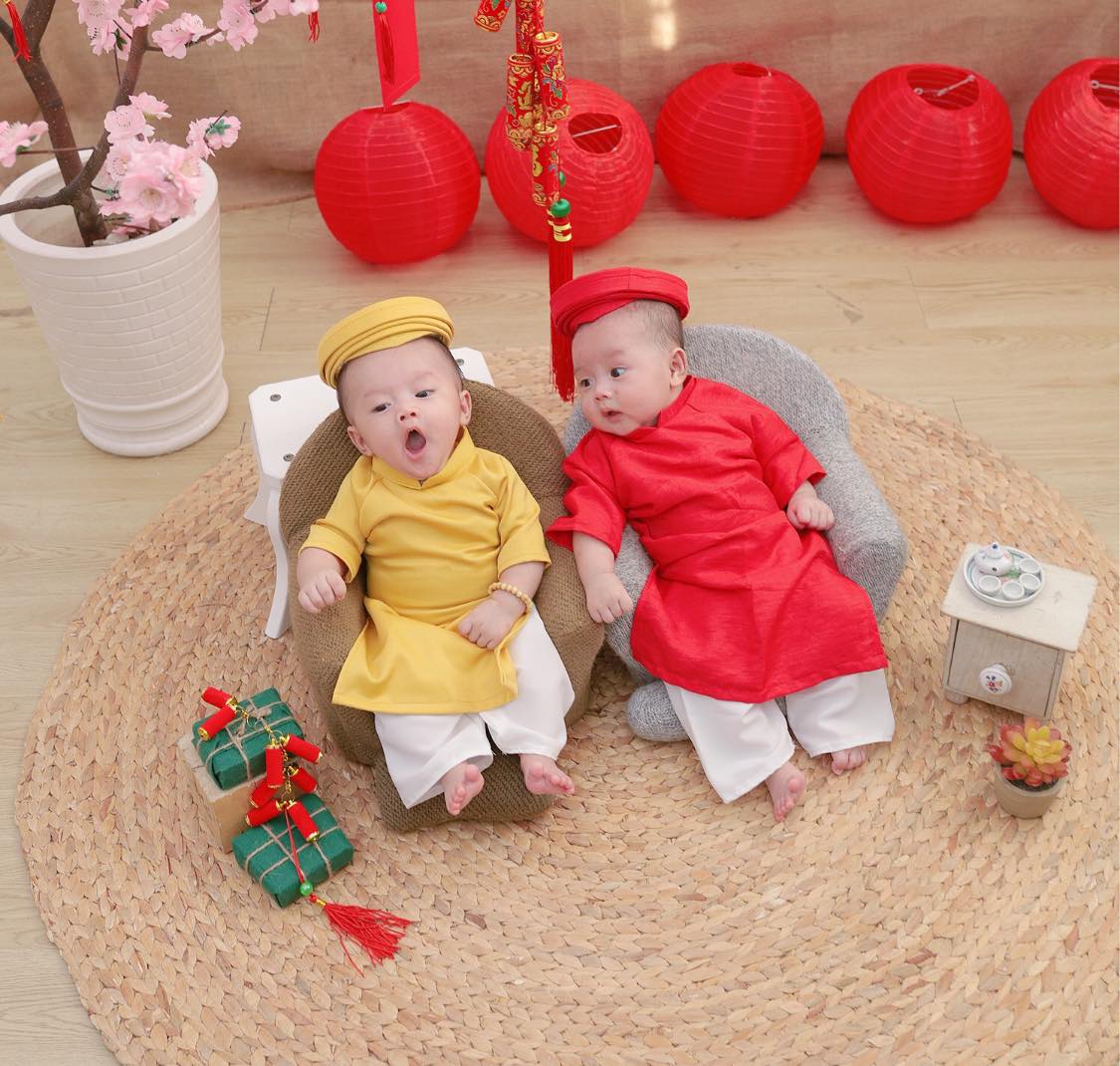 Chào mọi người tụi con là chuột con tháng 11 🐭🐭  
Bây giờ 2 ông cụ non được 2 tháng rưỡi rồi 🥰🥰 có bầu trộm vía mình không nghén ngày nào trong suốt thai kì luôn.. cả 2 bên nội ngoại đều không có ai sinh đôi nhưng hông biết sao lòi ra 2 mặt quậy này 😄 Niềm vui nhân đôi, bây giờ thì mệt cũng gấp đôi, mẹ đuối quá luôn hâhha.. 
chúc các mom thai kì khoẻ mạnh và thiệt nhiều năng lượng để chăm nỗi mấy thiên thần nhỏ hay la làng của chúng ta nha 🥰