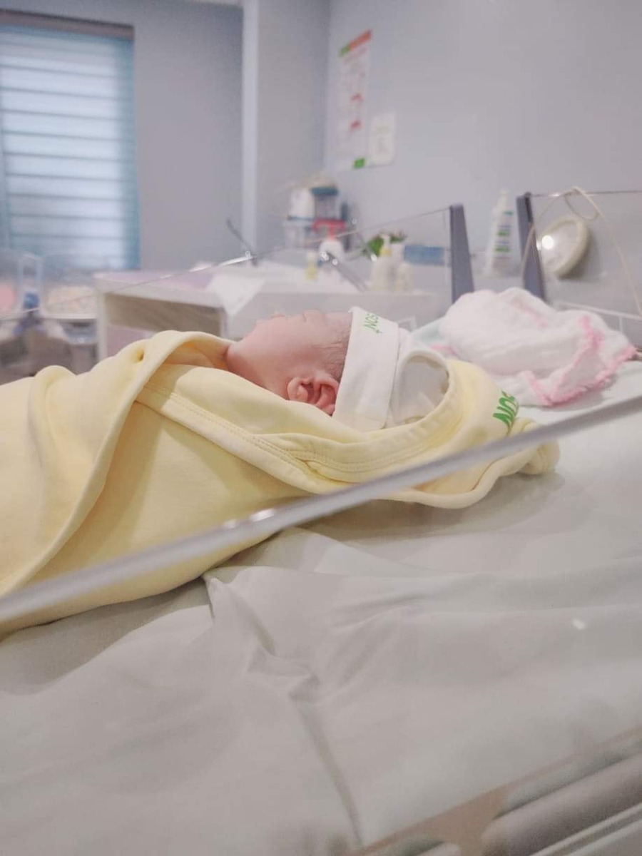 Đẻ từ tận tháng 10 mà giờ e mới review bệnh viện Bảo Sơn được. 
E chọn bệnh viện Bảo Sơn làm nơi hạ cánh vì bệnh viện rất gần sản HN và nhi TW (tính e là hay lo xa). Mà lần 1 e đẻ sản HN thấy người nhà cực quá. Bệnh viện BS hơi bé chắc vì nằm giữa mảnh đất vàng của Thủ đô. Nhưng các bác sĩ và y tá dịch vụ của viện thì ko phải chê đâu các mẹ ạ. Phòng ốc cũng sạch sẽ nhưng hơi lủng củng 1 tẹo. E khám cả bác Cốc và bác Phê. Bác nào cũng nhẹ nhàng nhưng bác Phê thì hóm hỉnh hơn. Buổi cuối e khám bác Cốc có hẹn e thứ 7 mổ vì e mổ lần 2. Ấy vậy mà bạn ấy ko chịu đòi ra sớm 2 ngày; bác Cốc đến bảo e là "Ơ, bạn này hẹn sáng t7 cơ mà". Sáng 6h kém 10 e đến thì 6h e được lên bàn mổ cấp cứu. Mổ lần 2 đau hơn lần 1 là có thật luôn các bác ạ. Nên e thấy lựa chọn giảm đau sau mổ là sự lựa chọn sáng suốt lắm. Mổ xong về phòng hậu phẫu 4 tiếng thì e được về phòng. Lúc này sắp đến giờ ăn trưa viện đã chuẩn bị sẵn cho e 1 tô cháo; bác sĩ phòng phẫu thuật lại qua dặn dò cẩn thận; hẹn e nhớ vận động xoay người nhẹ trên giường để tránh mỏi vai gáy, có lẽ vì thế nên sau sinh e ko bị mỏi tí nào. Nằm viện 4 ngày. Ngày nào cũng có bác sĩ đi khám cho mẹ và bé; ngày 2 lần vệ sinh cho mẹ. Hỗ trợ mẹ chăm bé tối đa. Ở viện có cô Sinh và cô Thắm; ngày nào cũng chạy qua hỏi thăm xem sữa về chưa, rồi lại tranh thủ mát xa gọi sữa về và thông sữa. Hỗ trợ để bé bú cho đúng khớp ngậm. 
Viện có sữa cho con và e thấy có đủ loại bình luôn. Khi đi đẻ e mang có 1 balo nhỏ xíu đồ thôi mà về lại phải có thêm bạn điều dưỡng phụ e xách đồ xuống xe luôn 😁
Cơm cháo của viện đều nóng, thực đơn thay đổi linh hoạt. Nhưng cơm e thấy ko được ngon; cháo thì ok các mẹ ạ. 
À hôm nay đúng sinh nhật e thì bên bảo hiểm có email giải quyết hồ sơ claim của e. Đi đẻ free là có thật ạ. Trong quá trình làm claim e có gặp chút khó khăn nhưng e may mắn gặp được tvv siêu có tâm hỗ trợ tối đa. Đặc biệt e cảm ơn bạn Đạt bên CSKH đã hỗ trợ e rất nhiều khi e làm claim với bảo hiểm.