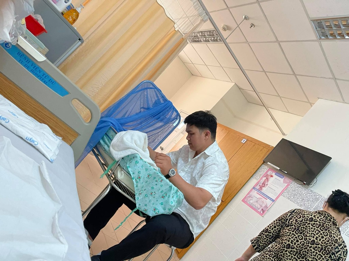 Em sinh thường 22h55' ngày 15/2 dương lịch (mùng4 tết) ở Từ Dũ, quá trình đi đẻ của e nó gian nan kinh khủng 
e bị đau khớp háng và lưng nở 1phân vào 26 âm lịch nhập viện 2 ngày k có dấu sinh và chuyển dạ nên phải về😭😭
vừa về nhà thì khuya hôm đó lại đau bụng ra huyết tưởng sinh vào ngày 29tết rồi đi khám bác sĩ lại cho về theo dõi 
đến mãi mùng4 mới chuyển dạ thật sự thì e sinh đấy ạ 20tiếng đau vật vã thì e yêu cầu chích mũi gì sinh không đau ý ạ đỡ được phần nào cơn đau hơi lạnh người và run run nhưng cũng đỡ hơn là đau thoi thúc chích vào chỉ còn cảm giác e bé thúc đầu tìm chỗ chui ra thôi
các chị hít sâu thở đều đừng hét khóc nhiều mất sức tại e thấy có mấy chị nằm chờ sanh cùng la hét quá đến khi tới cơn rặn bị mất hơi và sức k rặn nổi lúc đó tội e bé lắm
Em chọn dich vụ sinh gia đình nên sướng có người nhà vào an ủi lúc sinh nên k thấy cô đơn 20phút là e sinh xong nằm 2tiếng về phòng mà chồng e chọn rộng rãi thoải mái sạch sẽ lắm ,được 2người vào chăm sóc khi chọn phòng này ý ạ 🥰 may mắn có chồng và mẹ ở bên nên có đau cũng thoải mái và hạnh phúc 
còn về chuyên mục sữa cho bé
mới có 3 ngày từ bệnh viện về nhà đấy ạ 
e vắt mỗi lần 110ml không á chưa kể con e bú nữa
nhiều sữa quá k giám ăn cơm nhiều chỉ ăn đồ bổ nên trộm vía sữa đặc và vàng sánh luôn ạ ai k thông sữa ib e chỉ cách riêng của mẹ e cho ạ mong là hiệu quả với các chị luôn 🥰