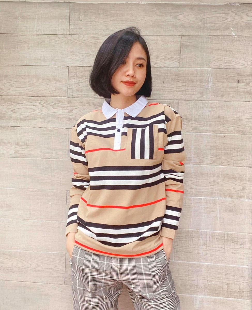 Đây là vợ tôi các bạn ạ !
Có lẽ ở thời đại vật chất sinh sôi này ít người có niềm tin vào tình yêu chân thành mà k có tính thực dụng... để tôi kể câu chuyện rõ hơn ở dưới nhé
Vợ tôi sinh năm 91 hơn tôi 2 tuổi ...
Cái ngày khi mà chúng tôi quen nhau thì khi đó tôi còn đang lông bông k mục đích sống ,chơi bời và nợ nần đủ thứ... đến chính người thân và bạn bè còn mất niềm tin vào tôi 😔 nhưng vợ tôi thì khác ,cô ấy đặt niềm tin vào tôi rất nhiều ,đối với tôi khi gặp được cô ấy giống như gặp được ánh sáng nơi cuối con đường vậy các bạn ạ.
Vợ tôi khi đó đang là một hot girl bán hàng hiệu luxury có rất nhiều người theo đuổi người ta đều có nhà có xe và có sự nghiệp riêng .nhưng k biết vì lí do nào đó mà vẫn chọn tôi các bạn ạ 😊
Tôi phải thừa nhận rằng cuộc đời tôi thật sư vô cùng may mắn vì đã gặp được một người bạn đời , một người đồng hành trong thời điểm thích hợp nhất.