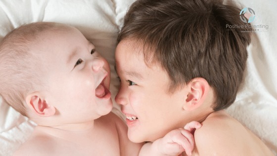 DẠY TRẺ BIẾT YÊU THƯƠNG ANH CHỊ EM CỦA MÌNH
Chúng ta thường quá quen thuộc với những lần chọc ghẹo hay mẫu thuẫn xảy ra giữa các bé trong cùng 1 gia đình. Và cha mẹ thường hay tập trung bé nhỏ hơn và thường la mắng các bé lớn. Cách giải quyết này có ảnh hưởng đến tình cảm giữa các bé? Tại sao vấn đề này lại tồn tại? Làm sao để giúp anh chị em trong nhà yêu thương nhau hơn?

MẪU THUẪN GIỮA CÁC BÉ TRONG GIA ĐÌNH LUÔN TỒN TẠI.
Hầu hết các bé sống trong 1 gia đình thường xảy ra mâu thuẫn. Tính chất mâu thuẫn với các bé dưới 10 tuổi thường ảnh hưởng bởi những yếu tố sau:

1. Tuổi tác. Nếu 2 bé cách nhau chỉ 2-3 năm tuổi thì dễ mâu thuẫn hơn vì 2 bé thường sẽ chia sẻ cùng 1 thời điểm phát triển về nhận thức não bộ. VD nhận thức về độc lập, nhận thức về ngôn ngữ,...

2. Các bé cùng giới tính có khuynh hướng có mâu thuẫn nhiều hơn khác giới tính. Điều này là do trẻ cùng giới tính thường có nhiều điểm chung như loại đồ chơi, cách chơi và không gian chơi. Do đó, mâu thuẫn dễ xảy ra là điều dễ hiểu.

3. Cách nhận thức cha mẹ chưa thật đúng về sự ưu tiên. Cho rằng trẻ nhỏ nên được ưu tiên, trẻ lớn phải có trách nhiệm nhường em, hoặc bé trai (đặc biệt em trai) được ưu tiên hơn bé gái. Điều này không đúng và rất dễ tạo ra mâu thuẫn. Thực tế, các bé nên được đối xử công bằng cho dù độ tuổi hay giới tính nào. Tại sao? Sự ưu tiên cần được nhận thức từ chính các bé chứ không phải do cha mẹ áp đặt. Các bé dưới 10 tuổi chưa đủ nhận thức để hiểu khái niệm này. Sự ưu tiên do áp đặt hay chủ quan chỉ làm gia tăng mâu thuẫn, thậm chí có thể dẫn đến những hành vi ương bướng phức tạp hơn. Cách đối xử công bằng là cần thiết để các bé được tự do phát triển.

GIÚP ANH CHỊ EM TRONG NHÀ YÊU THƯƠNG NHƯ THẾ NÀO?

Có một vài điều cha mẹ có thể tham khảo để xây dựng tình yêu thương giữa các bé dưới 1 mái nhà:

1. Không bao giờ so sánh giữa các bé, đặc biệt các vấn đề như hình thể, tài năng, độ lanh lợi, thành tích ở trường... Thực ra, so sánh không đem lại kết quả tốt hơn cho bé nào, mà chỉ làm khoảng cách yêu thương các bé xa cách hơn. Điều này cũng đúng cả các bé sinh đôi cùng trứng hay khác trứng

2. Giống như đã nói ở phần đầu, sự ưu tiên hay thiên vị là rất khó tránh trong 1 gia đình. Nhưng, là cha mẹ thông thái sẽ biết cách làm giảm tối thiểu sự thiên vị trong cách đối xử với các bé. Điều này là rất quan trọng vì các bé sẽ có không gian tự do phát triển điểm mạnh và yếu của bản thân. Là cha mẹ, chắc hẳn ai cũng muốn các con đều khỏe mạnh và tài giỏi. Vậy tại sao lại thiên vị?

Để tránh sự thiên vị, bạn có thể khuyến khích các bé giải quyết mâu thuẫn theo cách "hỏi và hiểu". Hỏi để giúp các bé thuật lại vấn đề và từ đó để bé hiểu. Đừng dùng lời la mắng trách phạt ngay, mà hãy hỏi và hiểu. Khi hỏi và hiểu, bạn có thể làm trọng tài hoặc cho 2 bé tự giải quyết sau khi các bé hiểu. Nếu có 1 bé nhỏ hơn 15 tháng tuổi, thì có thể áp dụng cho bé lớn hơn để bé lớn hiểu. Nếu thực sự vấn đề nằm ở bé nhỏ hơn 15 tháng tuổi, có thể dùng kỹ thuật hướng chú ý sang điều khác để giải quyết cho bé lớn vì thực tế độ tuổi này bé nhỏ chưa thể hiểu "đến lượt". Tuy nhiên, khi trẻ qua 15 tháng tuổi các trò chơi đến lượt có thể giới thiệu và cách xử lý phải công bằng và theo lượt nếu cả hai cùng giành 1 món đồ chơi chẳng hạn.

3. Tạo điều kiện và thời gian cho các bé chơi cùng nhau trong 1 trò chơi, đặc biệt các trò chơi tới lượt. VD. cả nhà chuyền banh vòng tròn. Điều này sẽ tạo ra 1 khoảng thời gian nhất định món đồ rời khỏi tay trẻ và được quay trở lại sau đó. Nó giúp trẻ nhận ra đồ chơi có thể chia sẻ. Điều này giúp ích cho các cuộc xung đột giành đồ chơi cho các bé < 5 tuổi vì thường các bé chưa hiểu rằng đồ chơi bị lấy khỏi tay có thể hoàn về.

4. Tránh bao gồm trong các cuộc tranh luận bằng lời, đặc biệt các lời méc vô hại. Khi đứa trẻ chạy đến méc bạn điều gì, nếu vô hại, hãy bỏ qua và nói: "Mẹ không biết, tuy nhiên nếu 2 đứa đang chơi mà tranh cãi thì mẹ sẽ cất món đồ đó ngay, và sẽ không được chơi cho đến ngày mai". Tuy nhiên, nếu có vũ lực xảy ra, bạn cần phải có mặt, dùng kỹ thuật hỏi và hiểu, giải quyết nghiêm khắc và đứng về phía lẽ phải, tỏ thái độ nghiêm với người gây ra vũ lực. Thể hiện quan điểm rõ ràng: "đánh/cắn là hành vi mẹ không chấp nhận dù bất cứ lí do gì". Điều này đồng nghĩa chấm dứt ngay trò chơi hoặc tịch thu đồ chơi trong 1 ngày và người gây ra vũ lực sẽ bị phạt (VD không được sử dụng đồ chơi trong 2 ngày). Hình phạt phải được thực thi và đi cùng với lời tuyên bố của bạn thì hành vi của trẻ sẽ thay đổi.

5. Luôn tôn trọng sự riêng tư của trẻ. Phạt hay răn đe là có thể làm, nhưng đừng mang trẻ xỉ nhục trước anh chị em hay người khác, điều này sẽ hình thành 1 loại tổn thương khác. Nếu xảy ra nơi đông người như nhà thờ, siêu thị thì hãy dẫn bé ra ngoài và 1 góc ít người qua lại mà xử lý bé, hơn là chửi đánh bé giữa chỗ đông người.

6. Luôn có những cuộc nói chuyện và họp giữa các thành viên gia đình như trò chuyện và đọc sách cùng nhau. Đó cũng là 1 cách giúp tình cảm của các bé được phát triển.

7.Với trẻ sinh đôi cùng trứng hay khác trứng, dù bé có giống nhau về hình dáng hoặc cùng thời điểm sinh ra, nhưng tính cách và cách đáp ứng được quan sát là khác nhau. Viện Hàn Lâm Nhi Khoa Mỹ khuyên cha mẹ nên đối xử các bé là những cá thể riêng biệt với các cách ở trên.
Khi bạn đã có 1 bé và bắt đầu có 2 bé sinh đôi thì mâu thuẫn của bé lớn hơn (thường gấp đôi) với 2 em sinh đôi của mình cũng sẽ lớn vì bạn thường dành thời gian cho 2 bé nhỏ sinh đôi. Do đó, bạn cũng cần phải dành thời gian với bé lớn, giúp bé lớn hiểu là bạn cần sự giúp đỡ của bé lớn trong yêu thương các em. Phải dành thời gian bên nhau cho cả 3 bé, cho bé lớn yêu thương từng bé em của mình.

Notes
Sibling Relationships Guidelines for Parents: Part I Siblings, Step-siblings, Half-siblings and Twins. AAP.

Nina Howe (2014) Sibling Relations and Their Impact on Children’s Development. Encyclopedia on Early Childhood Development.