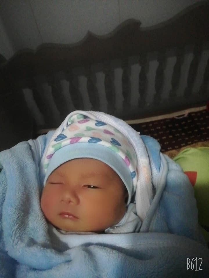 Hôm nay em xin phép kể lại hành trình vỡ kế hoạch chuột trai của em ạ 
Sau 3 tháng có kinh lại sau sinh bé đầu thì e đã nhỡ bé chuột mà em không biết mình mang thai. Chỉ thấy cơ thể khác khác là mỏi mệt và đau đầu buồn nôn . em không nghĩ là mình bầu tiếp vì kinh ko đều.  Cứ nghĩ do làm việc quá sức nên mới mệt mỏi vậy . 1 tuần sau ko biết trời sui đất khiến thế nào e mua que thử về thử ban trưa và kết quả 2 vạch đỏ chót . sau 2 ngày thử que e đi siêu âm, thai đã được 3 tuần 6 ngày chưa vào ổ . bsi hẹn 2 tuần sau lên khám lại . và hơn 2 tuần sau e đi khám lại kết quả thai đã vào tổ an toàn đã có tim thai và thai dc 7 tuần 2 ngày. Nhưng có điều bác sĩ nói túi ối của em nhỏ hơn so với tuổi thai  nguy cơ thai lưu sau 1 tuần . và bác sĩ hẹn 1 tuần sau đi khám lại, về đến nhà cứ thế e lao vào phòng đóng cửa khóc như chưa bao giờ được khóc vì em nghĩ ông trời đã cho bé đến với em mà lại lỡ mang bé đi . càng nghĩ e càng suy sụp và em đã tâm sự với chị gái chị gái em bảo đi khám thử nhưng chỗ khác xem. Chị có động viên thôi cứ nghĩ con có duyên thì nó ở còn Ko có duyên thì để nó đi suy nghĩ ít thôi...và em cũng nghe c gái đi phòng khám khác siêu âm. Bác sĩ cũng nói túi ối nhỏ hơn so với tuổi thai phải theo dõi 2 tuần 1 lần xem túi ối có phát triển không không cần phải lo lắng quá về nhà uống nhiều nước .  E cũng vơi đi phần nào lo lắng. Về nhà e cũng uống nhiều nước  Gần 2 tuần sau e lại đến siêu âm và bác sĩ nói túi ối có to hơn chút.  E hỏi túi ối nhỏ có ảnh hưởng gì không bác sĩ nói trước mắt thai nhỏ thì chưa ảnh hưởng gì cả nhưng khi thai phát triển to mà túi ối không phát triển thì gây hỏng thai. Nhưng đừng lo lắng quá. Về nhà ăn uống bổ sung đủ dưỡng chất uống nước nhiều vào và e cũng nghe theo . đến khi 13 tuần e lên bv hoàn mỹ siêu âm 5d bsi cũg có nói túi ối nhỏ so với tuổi thai.  Cũng nói với e y chang như những bsi ở phòng khám e đã từng khám . và đến 13 tuần bsi nói chuột trai nên nỗi lo lắng trong e lại càng nhiều.  E không thể để mất con được vì bé đầu e là heo gái . em về nhà và nghe mn  uống nước dừa e biết 6 tháng đầu ko nên uống nước dừa nhưng e quyết đánh liều 1 phen mua dừa về uống mỗi lần mua e mua cả bao về chồng chặt cho để tủ lạnh ngày e uống 3 quả . vì mỗi quả dừa chỉ dx 1 cốc nên mỗi ngày e uống 3 4 quả . e lại ko yên tâm   e và chồg lại quyết  định ra phụ sản hà nội ktra lại 1 lần nữa và bsi nói   túi ối dần đang to ra rồi.  Và đủ ối không phải lo lắng gì hết.  Và cứ thế e vẫn cứ uống nước dừa . rồi đến khi thai đc 26 tuần đi siêu âm 5d hoàn mỹ bác sĩ phát hiện bé nhà e DÂY RỐN 2 MẠCH MÁU  trong khi từ ngay từ đầu cách 2 tuần e đi siêu âm 1 lần e chủ yếu siêu âm 5d mà bsi chưa phát hiện ra dây rốn 2 mạch máu . đến khi 26 tuần ms phát hiện va. Cứ thế lại mối lo lắng nữa xuất hiện trong em . bsi có nói dây rốn 2 mạch máu là trường hợp hiếm ít khi gặp trong 10 ng chỉ có 1 trg hợp . 2 mạch máu chỉ có 1 đm 1 tĩnh mạch thường thường là 2 đm 1 tĩnh mạch . gây cho bé ít hấp thụ dx dinh dưỡng từ dây rốn khiến trẻ bị còi suy dinh dưỡng và 1 số trg hợp thì bị rối loạn nst mới gây ra teo mất 1 động mạch . bsi nói về nhà 2 tuần đi siêu âm lại 1 lần để theo dõi bất thường ở thai nhi . và về nhà hon 1 tuần sau e lại siêu âm chỗ khác và bsi cũng nói nhue vậy.  Bsi nói nếu lúc làm các  xét nghiệm bt thì ko sao hết có bé thì gây còi suy dinh dưỡng thôi nhưng thai của e cân nặng đạt tiêu chuẩn ko phải lo lắng gi hết nhé . cứ thế 2 tuần e lại đi ktra siêu âm 1 lần tất cả đều phát triển bình thường. Do thời gian gần đây gđ e có chút việc e phải đi lại nhiều nên em đã bị vỡ ối  sinh bé lúc 35 tuần 1 ngày mặc dù con thiếu tháng nhưng trộm vía con cứng cáp ăn khỏe ngủ tốt 
Chúc các mom cả thai kì khỏe mạnh và dù gặp vấn đề gì cũng đừng nhụt chí nhé ạ