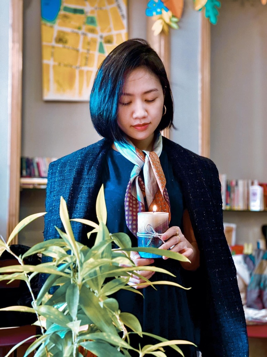 Đây là vợ tôi các bạn ạ !
Có lẽ ở thời đại vật chất sinh sôi này ít người có niềm tin vào tình yêu chân thành mà k có tính thực dụng... để tôi kể câu chuyện rõ hơn ở dưới nhé
Vợ tôi sinh năm 91 hơn tôi 2 tuổi ...
Cái ngày khi mà chúng tôi quen nhau thì khi đó tôi còn đang lông bông k mục đích sống ,chơi bời và nợ nần đủ thứ... đến chính người thân và bạn bè còn mất niềm tin vào tôi 😔 nhưng vợ tôi thì khác ,cô ấy đặt niềm tin vào tôi rất nhiều ,đối với tôi khi gặp được cô ấy giống như gặp được ánh sáng nơi cuối con đường vậy các bạn ạ.
Vợ tôi khi đó đang là một hot girl bán hàng hiệu luxury có rất nhiều người theo đuổi người ta đều có nhà có xe và có sự nghiệp riêng .nhưng k biết vì lí do nào đó mà vẫn chọn tôi các bạn ạ 😊
Tôi phải thừa nhận rằng cuộc đời tôi thật sư vô cùng may mắn vì đã gặp được một người bạn đời , một người đồng hành trong thời điểm thích hợp nhất.