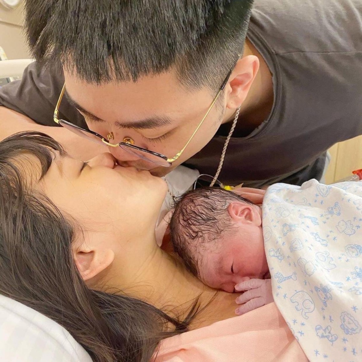 Mình vẫn nhớ như in lúc y tá vừa đẩy ra, chồng chạy lại cầm tay, mắt rưng rưng, liên tục hỏi: "Vợ ơi em đau lắm à? Anh thấy em hét to cực. Anh xin lỗi em, anh cảm ơn em. Anh yêu em nhiều lắm!". 
Chỉ vậy thôi mà quên hết bao nhiêu đớn đau các mẹ ạ.

Sinh con có lẽ là một trong những thời khắc người phụ nữ đau đớn và yếu đuối nhất. Và khi trải qua cơn thập tử nhất sinh ấy, được đẩy ra khỏi phòng sinh, người mình muốn nhìn thấy đầu tiên ắt hẳn là chồng, người sẽ cùng mình nuôi dạy con suốt quãng đời còn lại.

Nhìn thấy chồng rồi, ai lại chẳng mong nhận được một lời động viên, an ủi như trong những cảnh phim kinh điển. Vậy mà có vẻ như thực tế lại đa dạng và phong phú hơn rất nhiều. 

Bên cạnh những anh chồng lãng mạn nói lời yêu thương với vợ, không ít anh chồng lầy lội phát biểu đến cạn lời. Kiểu như: "Làm đứa nữa không em", "Sao bụng vẫn to thế, còn đứa nữa à", "Lêu lêu cái đồ cởi truồng", "Eo sao con mình đỏ chét vậy bà xã", "Đẻ có giống đi i nặng ị không vợ",...

Tùy vào tính cách của mỗi người, mà cách phản ứng khi thấy vợ lần đầu sau sinh sẽ khác nhau. Thực ra thì các anh à, với chị em chúng tôi ấy mà, cũng chẳng cần hoa mỹ lãng mạn gì đâu. Sau ca vượt cạn đầy đau đớn, đôi khi chỉ cần sự xuất hiện của chồng thôi là đủ rồi. 

Các chồng không nói gì cũng đủ làm các vợ chúng mình thấy bản thân được trân trọng, yêu thương; quan trọng là cảm thấy việc hy sinh sức khỏe, thanh xuân để sinh con vô cùng xứng đáng.

Vậy nên trong những giờ phút sau sinh xúc động, hy vọng các anh có thể bày tỏ tình cảm để vợ quên hết những đau đớn lúc vượt cạn vừa trải qua.

Nguồn ST.