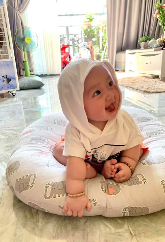 E làm theo app, cho con tập ngồi thế này ok hok các mẹ 😝