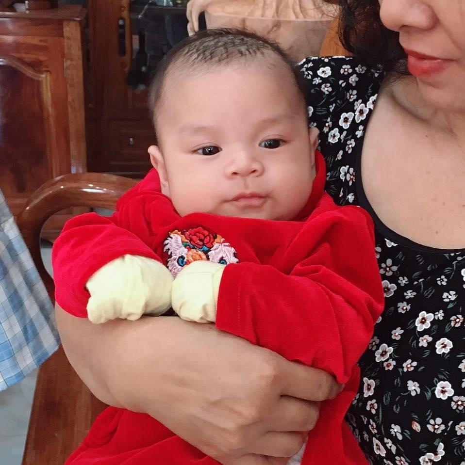 Bé mới dc 3m10d chưa được 6kh nữa. các mom mát miệng chúc bé ăn ngon ngủ ngon với ạ. Chúc mọi người năm mới bình an.