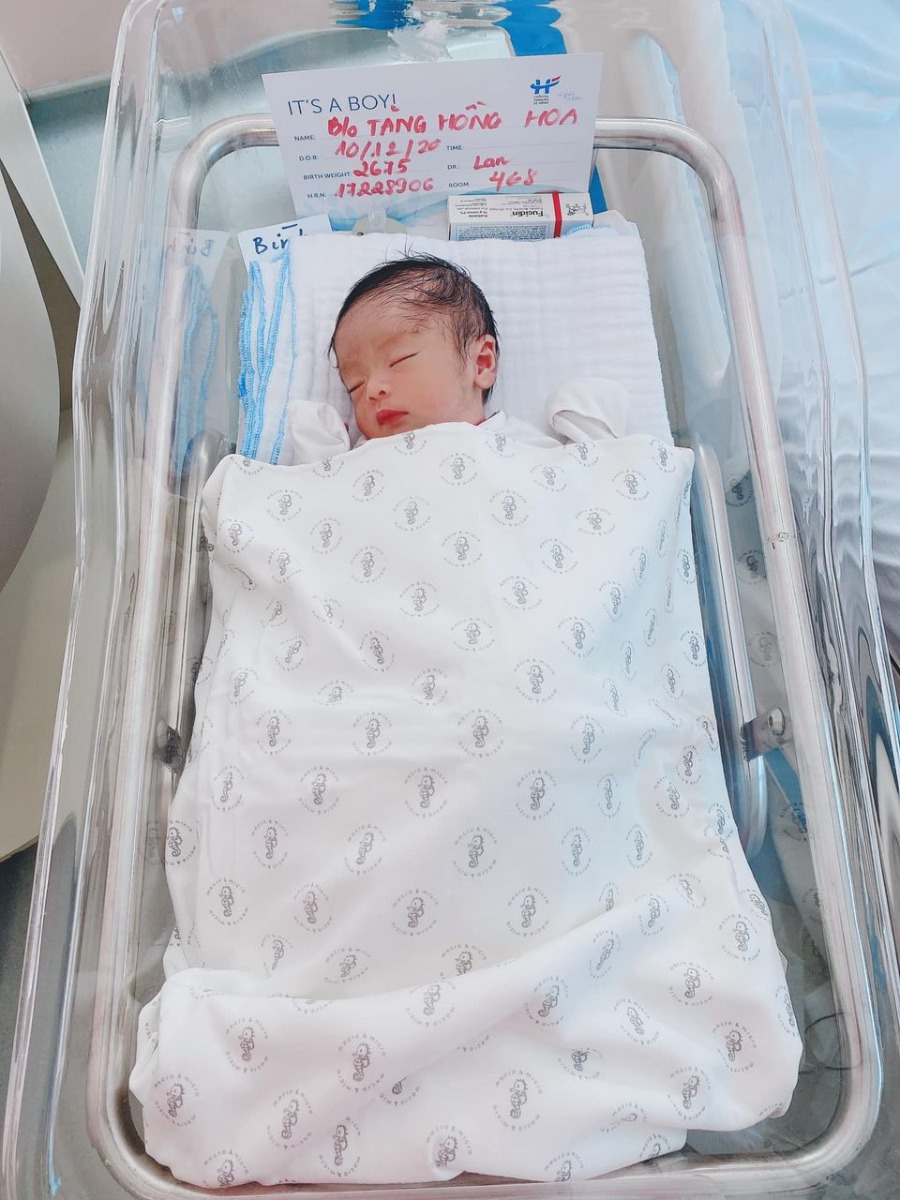 Review sinh tại BV Việt Pháp
Hi các Mẹ!
Con tên Thóc, con sinh Mổ cấp cứu vì cạn ối lúc 38w4d ,con được 2.675g!
Mẹ con cháu xuất viện trước 1 ngày để tránh hôm sau mùng 1, thì về chiều tối đến sáng hôm sau con lại quay lại viện nằm 1 ngày để chữa trị nốt mụn mủ ở nách, tránh lây lan nhanh ra cổ, bẹn...! Và sau 1 ngày bé đc xuất viện! 
-M xin Review sinh mổ ở VP thật là sướng ,sướng như kiểu đi đẻ du lịch í😂 vì bản thân mình trải nghiệm 3 lần đi đẻ rùi! 
-Sinh be thư 1 cách đây 12 năm: sinh thường ở PS ko có tiêm gây mê màng cứng: đau chết cha chết mẹ: mệt ko buồn nhìn mặt con lúc trào đời luôn😁
-Sinh bé thứ 2: 7 năm trước: sinh thường PS lúc đó có mũi tiêm tê màng cứng thấy sướng hơn hẳn so với lần 1: đi đẻ ko đau đã thấy sướng lắm rùi!
Vậy mà đến lần 3 : mẹ lại đươc Trải nghiệm đẻ mổ, trước lúc đẻ mổ m cũng hơi lo sợ sinh xong sẽ đau hơn sinh thường! Nhưng cá nhân mình lại thấy Sinh Mổ VP sướng nhất trong 3 lần Sinh! Sinh xong thấy Khoẻ mà đau ko nhằm nhò gì 😂 sau 12 tiếng mình đi nhẹ nhàng được rùi! Sau 1 ngày đi khắp hành lang viện! Sau 2 ngày đi như bay😂
-mình thấy quá Hài lòng voi tất cả khi đi đẻ ở VP!
Từ khâu lễ tân , Các cô nữ Hộ Sinh chăm sóc mẹ và Bé, cho đến các Bác mà m từng được khám: Bác Loát,Bác Nghị,Bác Dũng và đẻ mổ Bác Sĩ Thu ! Ai cũng Chân Ái thực sự! 
Nếu có đứa thư 4 ,m cũng vẫn chọn VP! 😁