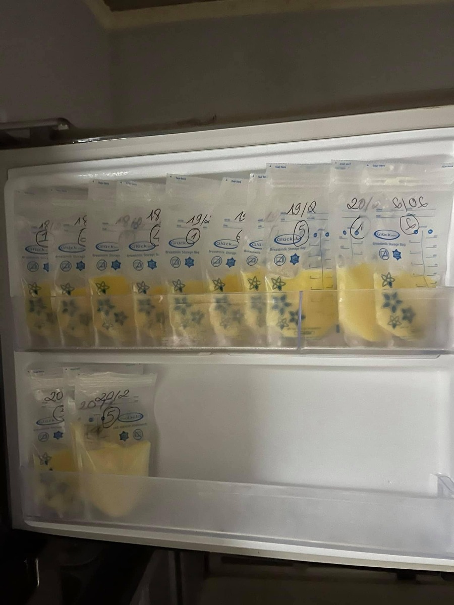 Em sinh thường 22h55' ngày 15/2 dương lịch (mùng4 tết) ở Từ Dũ, quá trình đi đẻ của e nó gian nan kinh khủng 
e bị đau khớp háng và lưng nở 1phân vào 26 âm lịch nhập viện 2 ngày k có dấu sinh và chuyển dạ nên phải về😭😭
vừa về nhà thì khuya hôm đó lại đau bụng ra huyết tưởng sinh vào ngày 29tết rồi đi khám bác sĩ lại cho về theo dõi 
đến mãi mùng4 mới chuyển dạ thật sự thì e sinh đấy ạ 20tiếng đau vật vã thì e yêu cầu chích mũi gì sinh không đau ý ạ đỡ được phần nào cơn đau hơi lạnh người và run run nhưng cũng đỡ hơn là đau thoi thúc chích vào chỉ còn cảm giác e bé thúc đầu tìm chỗ chui ra thôi
các chị hít sâu thở đều đừng hét khóc nhiều mất sức tại e thấy có mấy chị nằm chờ sanh cùng la hét quá đến khi tới cơn rặn bị mất hơi và sức k rặn nổi lúc đó tội e bé lắm
Em chọn dich vụ sinh gia đình nên sướng có người nhà vào an ủi lúc sinh nên k thấy cô đơn 20phút là e sinh xong nằm 2tiếng về phòng mà chồng e chọn rộng rãi thoải mái sạch sẽ lắm ,được 2người vào chăm sóc khi chọn phòng này ý ạ 🥰 may mắn có chồng và mẹ ở bên nên có đau cũng thoải mái và hạnh phúc 
còn về chuyên mục sữa cho bé
mới có 3 ngày từ bệnh viện về nhà đấy ạ 
e vắt mỗi lần 110ml không á chưa kể con e bú nữa
nhiều sữa quá k giám ăn cơm nhiều chỉ ăn đồ bổ nên trộm vía sữa đặc và vàng sánh luôn ạ ai k thông sữa ib e chỉ cách riêng của mẹ e cho ạ mong là hiệu quả với các chị luôn 🥰