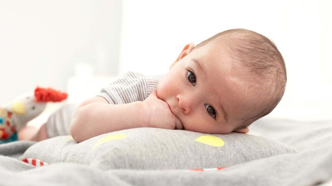 DẠY TRẺ TƯ DUY PHẢN BIỆN
Tư duy phản biện hứa hẹn giúp hoạt động não bộ trẻ phát triển gấp 2 lần trong nhận thức và giải quyết vấn đề. Dạy trẻ tư duy phản biện càng sớm càng giúp trẻ sử dụng kỹ năng này thuần phục khi lớn. Nghiên cứu của GS. Zohar cho thấy: Những đứa trẻ phát triển tư duy phản biện sẽ phát triển những kỹ năng sau:

1. Học giỏi với khả năng ghi nhớ tốt

2. Đi đầu trong cách tìm và giải quyết vấn đề

3. Có chỉ số IQ rất cao

Viện Khoa Học Lý Thuyết Hoa Kỳ cho biết: Trẻ có thể học tư duy phản biện ở độ tuổi nhỏ, tư duy phản biện có thể được xem là phần của thiên tài trẻ nhỏ, không thuộc bẩm sinh hay gen di truyền. Trong hoạt động giao tiếp hằng ngày với trẻ, cha mẹ có thể giúp trẻ làm quen và phát triển lối tư duy phản biện một cách tự nhiên.

3 THÓI QUEN CHA MẸ CÓ THỂ DẠY TRẺ TƯ DUY PHẢN BIỆN

HÃY LUÔN HỎI TRẺ CHO LÍ DO
Nhiều bạn cho rằng lí do của trẻ nhỏ rất ngơ nghệch, nhưng thực tế những lí do trẻ cho bạn khi trẻ quyết định là mỗi lần chúng học cách suy nghĩ để đưa ra quyết định. Lí do có ngơ nghệch, có không liên quan, nhưng hãy tôn trọng và hỏi trẻ thêm câu hỏi: Tại sao con nghĩ đó là lí do?

HOẠT ĐỘNG CHA MẸ CÓ THỂ LÀM CÙNG BÉ: Dán sticker lên những vật dụng trong nhà có cùng 1 tính chất nào đó? Ví dụ, có cùng hình tròn. Hãy hỏi bé tại sao con nghĩ là hình tròn? 2 vật này tại sao con lại dán nó là hình tròn.

GIÚP TRẺ TẠO QUỸ RIÊNG CỦA NIỀM VUI VÀ SỰ BUỒN CHÁN
2 Cảm xúc trẻ có thể trải qua nhiều đó là niềm vui và sự buồn chán/tức giận. Trẻ nhỏ ít nhận ra đâu là vui , đâu là cảm xúc tiêu cực trái ngược. Dạy trẻ hiểu điều trái ngược là nên làm, để trẻ hiểu làm cách nào cải thiện nó.

HOẠT ĐỘNG CHA MẸ CÓ THỂ LÀM CÙNG BÉ: Hãy chuẩn bị cho trẻ 2 chú heo đất thật to, 1 chú trẻ sẽ dán 1 hình mặt cười, chú heo còn lại trẻ sẽ dán hình mặt buồn. Hãy chọn 2 chú heo đất có thể mở ra được. Khi quy ước, bạn hãy nói với trẻ, khi nào con làm việc con thấy vui, 1 việc con hài lòng, 1 sự giúp đỡ, 1 việc ăn uống tốt hoặc đơn giản 1 ngày con không thấy mình làm phiền ai thì hãy bỏ 1 mặt cười tương ứng với 1 niềm vui vào chú heo mặt cười. Ngược lại, hãy bỏ mặt khóc nếu ngày đó con có 1 việc con tức giận, con đòi quà bánh, con bướng bỉnh. Bạn cũng nên có 2 chú heo đất cho riêng bạn. Cuối ngày 2 mẹ con cùng lấy những khuôn mặt ra và hổi tưởng lại 1 ngày của 2 mẹ con. Đó là khoảng khắc của nhận thức và những bài học được ghi nhớ.

LUÔN KHUYẾN KHÍCH TRẺ ĐỀ NGHỊ THÊM 1 CÁCH NỮA
Khi phải đi đến giải quyết vấn đề, trẻ cần phải học được cách suy nghĩ làm sao để tìm cách tối ưu và ít tối ưu, Bài học này sẽ giúp trẻ hiểu hơn về sự cải thiện.

HOẠT ĐỘNG CHA MẸ CÓ THỂ LÀM CÙNG BÉ:
1. Khi cùng trẻ tô màu, bạn hãy đề nghị bé vẽ thêm 1 màu khác. Hãy hỏi lí do chọn màu thứ 2.

2. Khi trẻ đòi món đồ chơi, thì hãy hỏi trẻ con có thể tìm thêm 1 món đồ mà món đó của mẹ và con cùng thích. Chúng ta sẽ mua món đó nhé. Món con thích có điều gì đặc biệt nào? bạn cũng hãy nói món đồ bạn thích và khuyến khích bé tìm.

Notes:
Piekny J and Maehler C. 2013. Scientific reasoning in early and middle childhood: the development of domain-general evidence evaluation, experimentation, and hypothesis generation skills. Br J Dev Psychol. 31(Pt 2):153-79.

Zohar A, Weinberger Y and Tamir P. 1994. The effect of the biology critical thinking project on the development of critical thinking. Journal of Res. Sci. Teachiing 31(2): 183-196