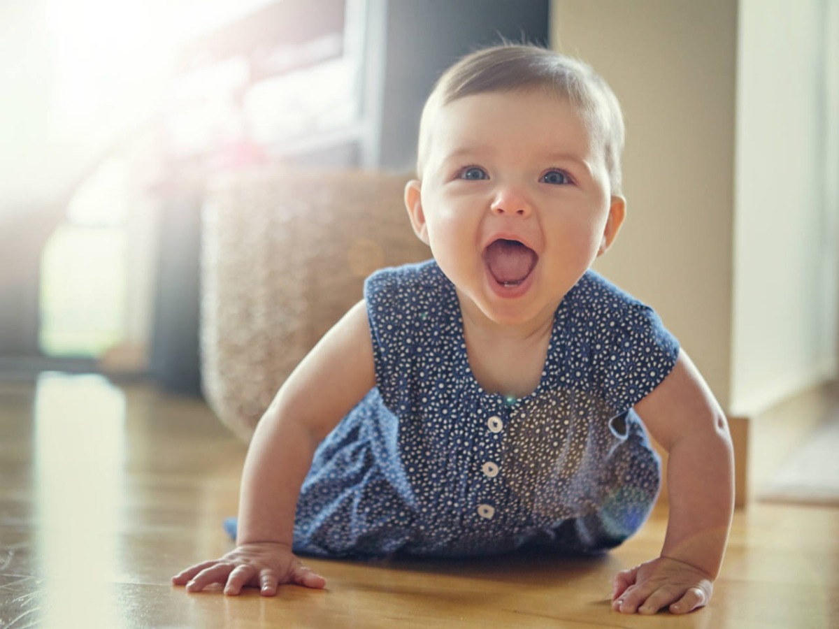 DẠY TRẺ TÍNH KIÊN NHẪN
Ngày nay có rất nhiều người trẻ thông minh, sáng tạo và giỏi giang. Nhưng một điều mà nhiều bạn trẻ ngày nay không giữ được, đó là sự kiên nhẫn và đợi đến lượt. Tôi từng gặp nhiều người đã rồ máy xe chạy khi đèn đỏ còn 3 giây nữa, và hầu như ai cũng chạy khi còn đúng 1 giây; chỉ có 1 số ít người từ từ chạy khi đèn xanh bật tín hiệu.
Tôi cũng chứng kiến một bạn trẻ cố len vào quầy tính tiền, mặc dù mọi người đã xếp hàng trước đó. Cũng gần đến lượt anh này rồi, nhưng anh ta chen, đẩy hàng hóa người trên lên và xếp hàng hóa mình vào. Kết thúc là một sự tranh cãi và đánh nhau.

CÓ NÊN DẠY TRẺ TÍNH KIÊN NHẪN?
Tính kiên nhẫn sẽ giúp trẻ tự điều chỉnh hành vi, có thời gian không gian cho trẻ suy nghĩ. Các bé 2.5 tuổi có thể suy nghĩ và so sánh giữa 2 lựa chọn. Tính kiên nhẫn còn giúp sự tư duy phát triển, tạo nên tính cách ôn hòa và chịu lắng nghe khi các bé lớn.
Gs.Kumst, S., ĐH Maastricht, Hà Lan cho biết: Dạy tính kiên nhẫn cho các bé có thể bắt đầu bằng việc dạy bé biết tôn trọng sự thỏa thuận giữa bé và 1 ai đó. Ví dụ, bạn nên dạy bé thỏa thuận với bạn 1 điều gì đó mà cả bạn và bé phải tôn trọng thỏa thuận này để làm theo.
Trong 1 thí nghiệm đơn giản về 1 loại kẹo dẻo (Marshmallow), trẻ được giao kèo 1 thỏa thuận với cô giáo là sẽ được 2 viên kẹo nếu bé đợi đến khi cô vào phòng trở lại mà trẻ chưa ăn viên kẹo thứ 1. Trẻ có thể học cách giữ thỏa thuận, có không gian suy nghĩ về lựa chọn, có sự trì hoãn hành động để giữ đúng thỏa thuận.

Trẻ cũng học hỏi tính kiên nhẫn từ chính bố mẹ của bé. Hãy đừng làm trẻ mất kiên nhẫn vì sự mất kiên nhẫn của bạn.

ỨNG DỤNG SỰ THỎA THUẬN ĐỂ RÈN LUYỆN TÍNH KIÊN NHẪN

TRONG VIỆC ĂN: Trẻ cần được biết bạn có kiên nhẫn cho bé ăn. Nhưng đừng thể hiện như thế này: Mẹ bực lắm, nãy giờ con ăn gần 1 tiếng rồi, mẹ quá kiên nhẫn với con rồi. Thay vì như vậy, đơn giản, bạn quy định 20 phút cho bữa ăn phụ, 30 phút cho bữa ăn chính. Và thỏa thuận với trẻ thời gian này, nếu con ăn không hết mẹ sẽ cất.

TRONG VIỆC ĐÒI ĐỒ CHƠI: Việc bé hay vòi đồ chơi hoặc giành đồ chơi là thông thường ở trẻ con. Hãy thỏa thuận con sẽ được chơi trong 20 phút, sau đó đến lượt bạn. Nếu không giữ đúng thỏa thuận, con sẽ không được chơi món đồ chơi này nữa mãi mãi.

TRONG ĐI NGỦ: 20 phút nữa, mẹ sẽ tắt đèn, mẹ nghĩ con có đủ thời gian hoàn tất vài trang truyện/sách con đang xem và có đủ thời gian "chúc ngủ ngon" gấu Tedy và Giầy Bum. Giao kèo vậy nhé!

TRONG ĐI DẠO: Con có thể chạy chơi, nhưng không chạy quá cây cột kia xa tầm mắt mẹ, con có thể nghịch nước ở vòi, nhưng không đi gần cái hồ. Con có thể hỏi mẹ những điều con không biết, nhưng không được hỏi mẹ lúc đang lái xe. Ta giao kèo vậy nhé!

TRONG VIỆC HỌC HÀNH: Điểm 6 là một điểm không xấu, nhưng mẹ nghĩ con có thể lấy điểm 8 chỉ cần con học lại chỗ này. Mẹ không cần con có điểm 10, mẹ mong muốn con có 2 điểm 8, gia đình mình sẽ đi công viên cuối tuần nhé. [Việc học hành là khá áp lực với các bé, đặc biệt các bé từng bị chê hoặc mất căn bản trong việc học, việc cha mẹ đưa ra những thỏa thuận nhỏ hơn, thực tế hơn và chỉ cho bé cần cố gắng chỗ nào, sẽ tốt hơn là thỏa thuận lớn.]

Notes:
Kumst, S., & Scarf, D. (2015). Your wish is my command! The influence of symbolic modelling on preschool children’s delay of gratification. PeerJ, 3, e774.

Kelley SA, Brownell CA, and Campbell SB. 2000. Mastery motivation and self-evaluative affect in toddlers: longitudinal relations with maternal behavior. Child Dev. 71(4):1061-71.

Dewar, G (2008) What scientific studies reveal about the right way to praise kids