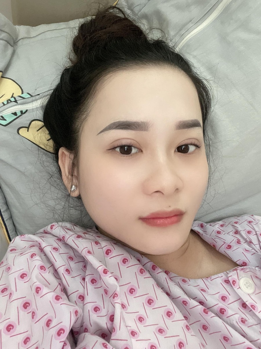 Em sinh thường 22h55' ngày 15/2 dương lịch (mùng4 tết) ở Từ Dũ, quá trình đi đẻ của e nó gian nan kinh khủng 
e bị đau khớp háng và lưng nở 1phân vào 26 âm lịch nhập viện 2 ngày k có dấu sinh và chuyển dạ nên phải về😭😭
vừa về nhà thì khuya hôm đó lại đau bụng ra huyết tưởng sinh vào ngày 29tết rồi đi khám bác sĩ lại cho về theo dõi 
đến mãi mùng4 mới chuyển dạ thật sự thì e sinh đấy ạ 20tiếng đau vật vã thì e yêu cầu chích mũi gì sinh không đau ý ạ đỡ được phần nào cơn đau hơi lạnh người và run run nhưng cũng đỡ hơn là đau thoi thúc chích vào chỉ còn cảm giác e bé thúc đầu tìm chỗ chui ra thôi
các chị hít sâu thở đều đừng hét khóc nhiều mất sức tại e thấy có mấy chị nằm chờ sanh cùng la hét quá đến khi tới cơn rặn bị mất hơi và sức k rặn nổi lúc đó tội e bé lắm
Em chọn dich vụ sinh gia đình nên sướng có người nhà vào an ủi lúc sinh nên k thấy cô đơn 20phút là e sinh xong nằm 2tiếng về phòng mà chồng e chọn rộng rãi thoải mái sạch sẽ lắm ,được 2người vào chăm sóc khi chọn phòng này ý ạ 🥰 may mắn có chồng và mẹ ở bên nên có đau cũng thoải mái và hạnh phúc 
còn về chuyên mục sữa cho bé
mới có 3 ngày từ bệnh viện về nhà đấy ạ 
e vắt mỗi lần 110ml không á chưa kể con e bú nữa
nhiều sữa quá k giám ăn cơm nhiều chỉ ăn đồ bổ nên trộm vía sữa đặc và vàng sánh luôn ạ ai k thông sữa ib e chỉ cách riêng của mẹ e cho ạ mong là hiệu quả với các chị luôn 🥰