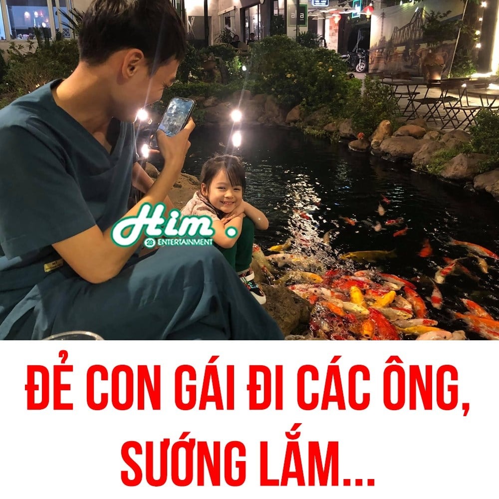 Các ông ạ, đẻ con gái đi!!!

Vâng, sau đây tôi xin kể câu chuyện của tôi. Tôi ra trường đi làm 5 năm rồi, vừa ra trường là cưới vợ liền luôn. Vợ tôi với tôi quen nhau từ hồi năm 2, cô ấy người miền Nam còn tôi người miền Bắc. Gia đình tôi thì khá là phong kiến, thích kiểu môn đăng hộ đối nhưng tôi thì lại chẳng quan tâm mấy.

Cưới nhau thì họ hàng nhà tôi cũng chỉ bằng mặt chứ không bằng lòng nên vợ tôi làm dâu cũng thiệt thòi. Thế là tôi quyết định dọn ra ở riêng, mặc cho bố mẹ nói nặng nói nhẹ.

Cưới nhau được hai năm thì không khí mẹ chồng nàng dâu cũng hoà hoãn hơn đôi chút, tuy nhiên tết về thì ai nấy cũng hỏi chuyện sinh con đẻ cái. Phong kiến mà, tết nào về vợ chồng tôi cũng nghe ba cái bài giảng bí truyền để sinh được con trai. Lúc ấy tôi thích có một thằng cu cùng chia sẻ sở thích phái nam với mình thật nên cũng lưu về nghe răm rắp.

Giữa hè thì vợ tôi báo có thai, ai cũng mừng, tôi cũng mừng lắm. Sau đó thêm vài tháng nữa đi siêu âm thì ra một cặp sinh đôi, là con gái. Hồi trước cả nhà tôi hồ hởi bao nhiêu thì nghe tin là con gái nhà tôi thể hiện thái độ rõ kinh. Tôi tự nhiên cũng thấy tủi thân, rồi nghĩ về vợ, tôi lại thương hơn. Chuyện tồi tệ hơn nữa xảy ra khi vợ tôi sinh xong hai bé thì yếu, bác sĩ bảo không thể sinh nữa, sinh nữa có khả năng chết cả mẹ lẫn con. Tức là tôi chỉ có 2 đứa con gái thôi.

Đó là quãng thời gian mà tôi stress kinh khủng. Mẹ tôi nói vợ tôi đủ đường, tôi còn buồn hơn khi tết mà bồng con về nhà chơi với anh em thì ai cũng chào chào cho có lệ. Thỉnh thoảng tôi con nghe mấy bà chị dâu em dâu nói nhà tôi không biết đẻ, đẻ con gái rồi thì nối dõi tông đường kiểu gì nữa.

Ok.

Ngay mùng 1 Tết, tụi tôi cúng kiếng ông bà xong thì cả gia đình dắt nhau đi tour du lịch luôn khỏi có chào hỏi gì ai nữa cả. Quyết định ấy chắc nhiều ông xem là trẻ con nhưng tôi cảm thấy chẳng nhất thiết gì phải ở lại cho người ta coi thường vì cái điều vớ vẩn. Tết đoàn viên mà đoàn viên kiểu đó đố ông bà nào vui được. Kể từ đó thì cô dì chú bác anh em nhà tôi cũng tỏ thái độ bất mãn với tôi nhưng tôi cũng kệ, tôi chẳng nợ nần ai cũng đủ sức lo được cả gia đình thì tội gì phải lo lắng giữ người ta.

Đôi lúc thì tôi cũng bắt gặp vài chủ đề bàn luận trên bàn nhậu việc phải có con trai, tôi cũng mệt mỏi. Nhưng về nhà, thấy hai cô công chúa ngồi ở giữa nhà chơi búp bê, thấy tôi về rồi ra đón, miệng í ới gọi “bố ơi, bố ơi”, tôi thấy mình đâu còn gì để đòi hỏi nữa.

Các ông cứ có con gái đi rồi mới biết, tôi thấy người cha nào mà có con gái cũng cảm nhận được nhiều điều sâu sắc hơn hẳn. Tôi thấy tội cho con gái vì phải sống trong xã hội còn nặng vấn đề “trọng nam khinh nữ”, mà chẳng chỉ nam coi nặng mà chính bản thân phụ nữ cũng coi nặng. Đêm qua tự nhiên nhớ lại tôi nằm hỏi vợ nếu lúc ấy mà anh cũng trách em không đẻ được con trai thì sao. Vợ bảo thì đem hai đứa con gái về quê ngoại ở rồi gả cho thằng người yêu cũ làm giám đốc đến giờ vẫn còn tình cảm với mình.

Tôi nghe mà phát sợ, may mà lúc đó mình lý trí không thì giờ thằng đó nó đang ôm vợ mình với con mình mất tiêu.

Cre: NEUcfs
