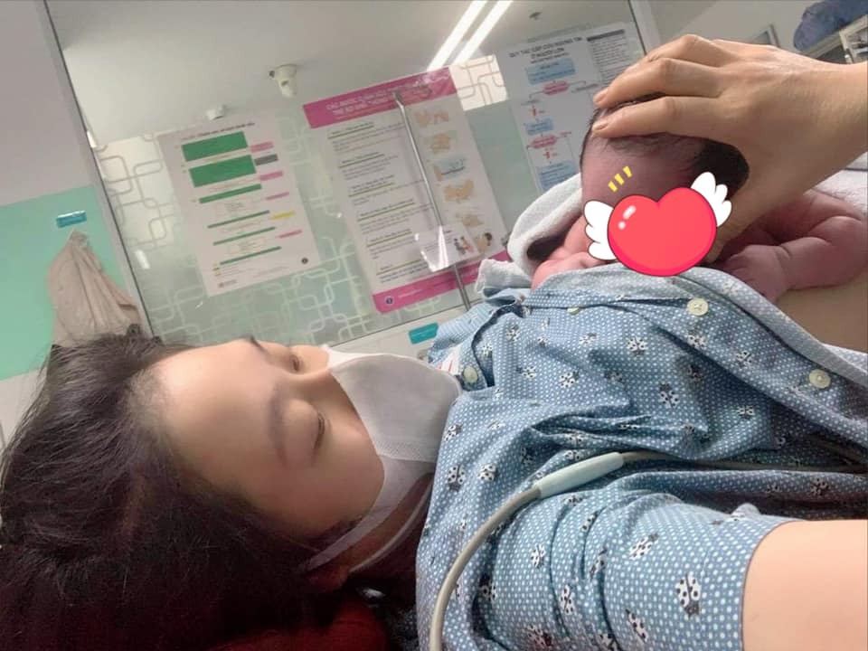 Đi đẻ thời côvi - lên giường đẻ bác sĩ bắt đeo khẩu trang ạ 😍
5g sáng 30 tết , e cảm thấy đau bụng và bắt đầu có biểu hiện của việc chuyển dạ, ráng nằm đợi coi thử có hết đau bụng hok 😅, ai ngờ cơn gò cứ đến liên tục , tranh thủ bò vô toilet gội đầu cho sạch sẽ rồi sấy cho khô tóc🧖🏻‍♀️, xong gọi ông ck chuẩn bị giấy tờ , xách đồ vọt lên xe chạy tức tốc đến bệnh viện, đến nơi họ bắt khai báo y tế cả 2 vk ck , lúc đó đau bụng quá rồi , e năn nỉ bác sĩ cho e vào phòng sinh ngay chứ con e gần ra rồi 😢 ma bác sĩ hok tin ! Cứ nghĩ e đau bụng sơ sơ , bắt e ngồi xe lăn để đẩy vô phòng chờ sinh đo ctc, điện tim e bé vs xét nghiệm máu ! Khi đẩy e lên đến nơi , cô y tá đi lấy giấy tờ , dặn e ngồi đó đợi ! E chịu hok nổi nữa, quyết đứng lên chạy vào phòng sinh vọt lên giuòng vô tư thế để rặn đẻ lun ( vì đẻ đứa thứ 3 tại cùng 1 bệnh viện 😅)  , bác sĩ chưa kịp vô , e đã rặn ra rồi , cô y tá đỡ cho , nói e chuyển dạ nhanh quá ! Không khéo là đẻ giữa đường rồi ! Hihi! 
Chim non chào đời lúc 7g sáng ngày 30 tết (11/2/2021) , nặng 3ki9 ! Mấy cô chú mát miệng chúc cho con mau ăn chóng lớn khoẻ mạnh ạ ! Mẹ con cảm ơn nhiều ạ 🥰