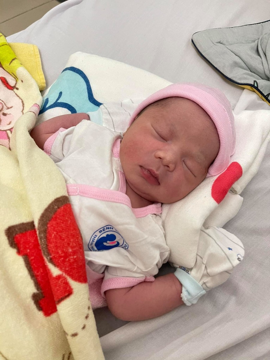 Em sinh thường 22h55' ngày 15/2 dương lịch (mùng4 tết) ở Từ Dũ, quá trình đi đẻ của e nó gian nan kinh khủng 
e bị đau khớp háng và lưng nở 1phân vào 26 âm lịch nhập viện 2 ngày k có dấu sinh và chuyển dạ nên phải về😭😭
vừa về nhà thì khuya hôm đó lại đau bụng ra huyết tưởng sinh vào ngày 29tết rồi đi khám bác sĩ lại cho về theo dõi 
đến mãi mùng4 mới chuyển dạ thật sự thì e sinh đấy ạ 20tiếng đau vật vã thì e yêu cầu chích mũi gì sinh không đau ý ạ đỡ được phần nào cơn đau hơi lạnh người và run run nhưng cũng đỡ hơn là đau thoi thúc chích vào chỉ còn cảm giác e bé thúc đầu tìm chỗ chui ra thôi
các chị hít sâu thở đều đừng hét khóc nhiều mất sức tại e thấy có mấy chị nằm chờ sanh cùng la hét quá đến khi tới cơn rặn bị mất hơi và sức k rặn nổi lúc đó tội e bé lắm
Em chọn dich vụ sinh gia đình nên sướng có người nhà vào an ủi lúc sinh nên k thấy cô đơn 20phút là e sinh xong nằm 2tiếng về phòng mà chồng e chọn rộng rãi thoải mái sạch sẽ lắm ,được 2người vào chăm sóc khi chọn phòng này ý ạ 🥰 may mắn có chồng và mẹ ở bên nên có đau cũng thoải mái và hạnh phúc 
còn về chuyên mục sữa cho bé
mới có 3 ngày từ bệnh viện về nhà đấy ạ 
e vắt mỗi lần 110ml không á chưa kể con e bú nữa
nhiều sữa quá k giám ăn cơm nhiều chỉ ăn đồ bổ nên trộm vía sữa đặc và vàng sánh luôn ạ ai k thông sữa ib e chỉ cách riêng của mẹ e cho ạ mong là hiệu quả với các chị luôn 🥰