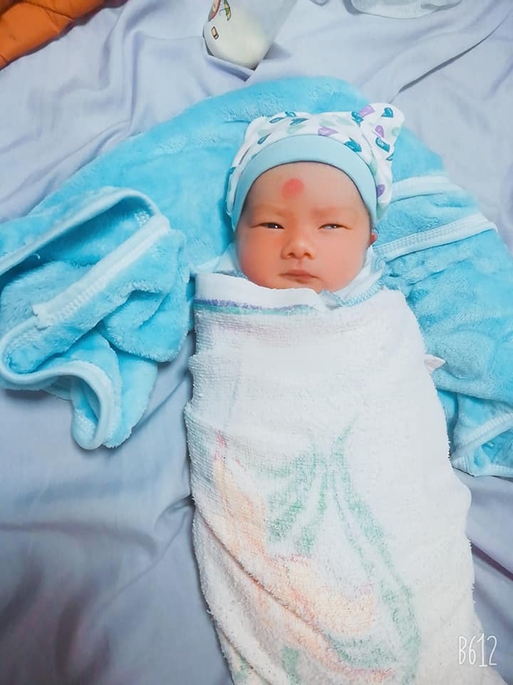 Hôm nay em xin phép kể lại hành trình vỡ kế hoạch chuột trai của em ạ 
Sau 3 tháng có kinh lại sau sinh bé đầu thì e đã nhỡ bé chuột mà em không biết mình mang thai. Chỉ thấy cơ thể khác khác là mỏi mệt và đau đầu buồn nôn . em không nghĩ là mình bầu tiếp vì kinh ko đều.  Cứ nghĩ do làm việc quá sức nên mới mệt mỏi vậy . 1 tuần sau ko biết trời sui đất khiến thế nào e mua que thử về thử ban trưa và kết quả 2 vạch đỏ chót . sau 2 ngày thử que e đi siêu âm, thai đã được 3 tuần 6 ngày chưa vào ổ . bsi hẹn 2 tuần sau lên khám lại . và hơn 2 tuần sau e đi khám lại kết quả thai đã vào tổ an toàn đã có tim thai và thai dc 7 tuần 2 ngày. Nhưng có điều bác sĩ nói túi ối của em nhỏ hơn so với tuổi thai  nguy cơ thai lưu sau 1 tuần . và bác sĩ hẹn 1 tuần sau đi khám lại, về đến nhà cứ thế e lao vào phòng đóng cửa khóc như chưa bao giờ được khóc vì em nghĩ ông trời đã cho bé đến với em mà lại lỡ mang bé đi . càng nghĩ e càng suy sụp và em đã tâm sự với chị gái chị gái em bảo đi khám thử nhưng chỗ khác xem. Chị có động viên thôi cứ nghĩ con có duyên thì nó ở còn Ko có duyên thì để nó đi suy nghĩ ít thôi...và em cũng nghe c gái đi phòng khám khác siêu âm. Bác sĩ cũng nói túi ối nhỏ hơn so với tuổi thai phải theo dõi 2 tuần 1 lần xem túi ối có phát triển không không cần phải lo lắng quá về nhà uống nhiều nước .  E cũng vơi đi phần nào lo lắng. Về nhà e cũng uống nhiều nước  Gần 2 tuần sau e lại đến siêu âm và bác sĩ nói túi ối có to hơn chút.  E hỏi túi ối nhỏ có ảnh hưởng gì không bác sĩ nói trước mắt thai nhỏ thì chưa ảnh hưởng gì cả nhưng khi thai phát triển to mà túi ối không phát triển thì gây hỏng thai. Nhưng đừng lo lắng quá. Về nhà ăn uống bổ sung đủ dưỡng chất uống nước nhiều vào và e cũng nghe theo . đến khi 13 tuần e lên bv hoàn mỹ siêu âm 5d bsi cũg có nói túi ối nhỏ so với tuổi thai.  Cũng nói với e y chang như những bsi ở phòng khám e đã từng khám . và đến 13 tuần bsi nói chuột trai nên nỗi lo lắng trong e lại càng nhiều.  E không thể để mất con được vì bé đầu e là heo gái . em về nhà và nghe mn  uống nước dừa e biết 6 tháng đầu ko nên uống nước dừa nhưng e quyết đánh liều 1 phen mua dừa về uống mỗi lần mua e mua cả bao về chồng chặt cho để tủ lạnh ngày e uống 3 quả . vì mỗi quả dừa chỉ dx 1 cốc nên mỗi ngày e uống 3 4 quả . e lại ko yên tâm   e và chồg lại quyết  định ra phụ sản hà nội ktra lại 1 lần nữa và bsi nói   túi ối dần đang to ra rồi.  Và đủ ối không phải lo lắng gì hết.  Và cứ thế e vẫn cứ uống nước dừa . rồi đến khi thai đc 26 tuần đi siêu âm 5d hoàn mỹ bác sĩ phát hiện bé nhà e DÂY RỐN 2 MẠCH MÁU  trong khi từ ngay từ đầu cách 2 tuần e đi siêu âm 1 lần e chủ yếu siêu âm 5d mà bsi chưa phát hiện ra dây rốn 2 mạch máu . đến khi 26 tuần ms phát hiện va. Cứ thế lại mối lo lắng nữa xuất hiện trong em . bsi có nói dây rốn 2 mạch máu là trường hợp hiếm ít khi gặp trong 10 ng chỉ có 1 trg hợp . 2 mạch máu chỉ có 1 đm 1 tĩnh mạch thường thường là 2 đm 1 tĩnh mạch . gây cho bé ít hấp thụ dx dinh dưỡng từ dây rốn khiến trẻ bị còi suy dinh dưỡng và 1 số trg hợp thì bị rối loạn nst mới gây ra teo mất 1 động mạch . bsi nói về nhà 2 tuần đi siêu âm lại 1 lần để theo dõi bất thường ở thai nhi . và về nhà hon 1 tuần sau e lại siêu âm chỗ khác và bsi cũng nói nhue vậy.  Bsi nói nếu lúc làm các  xét nghiệm bt thì ko sao hết có bé thì gây còi suy dinh dưỡng thôi nhưng thai của e cân nặng đạt tiêu chuẩn ko phải lo lắng gi hết nhé . cứ thế 2 tuần e lại đi ktra siêu âm 1 lần tất cả đều phát triển bình thường. Do thời gian gần đây gđ e có chút việc e phải đi lại nhiều nên em đã bị vỡ ối  sinh bé lúc 35 tuần 1 ngày mặc dù con thiếu tháng nhưng trộm vía con cứng cáp ăn khỏe ngủ tốt 
Chúc các mom cả thai kì khỏe mạnh và dù gặp vấn đề gì cũng đừng nhụt chí nhé ạ