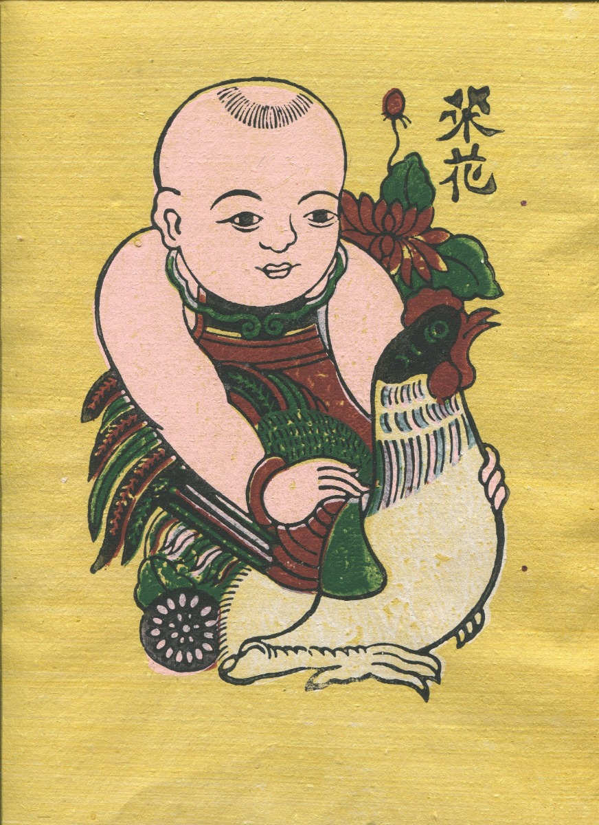 CÁCH THAI GIÁO THÁNG THỨ 6 VỚI NGHỆ THUẬT DÂN GIAN

Xin chào các mẹ, ko biết trong các dịp Tết, mẹ có hay đi xin chữ ông đồ hoặc mua tranh Đông Hồ trang trí trong nhà ko ạ?

Một trong những điều đặc biệt nhất của Tết xưa là tranh Đông Hồ, ngày nay mọi người ko còn treo tranh Đông Hồ trong nhà nhiều nữa, nhưng đây vẫn là một nét văn hóa rất đẹp và giàu ý nghĩa của người Việt.

Nói đến tranh Đông Hồ, mình nhớ đến một việc: Khi 2 vợ chồng mình chưa có Heo, chỉ mới đang trong giai đoạn thả thôi, 1 chị bạn của vợ mình đã tặng cho vợ mình 1 con cá chép đỏ làm bằng vải và bảo là em mang về treo đầu giường nhé, chị có cảm giác vợ chồng em sẽ đẻ con trai đấy. 

Vợ mình hỏi là treo cá chép thì đẻ con trai à chị, và chị ấy bảo đúng vậy. Nhiều người cho rằng treo cá chép trong nhà sẽ đẻ con trai, còn treo tranh Đông Hồ em bé ôm con gà sẽ đẻ con gái. Về sau vợ chồng mình đẻ con trai thật. Và bạn thân của vợ mình treo tranh em bé ôm con gà thì đẻ con gái. 

Đây có thể chỉ là một sự trùng hợp thôi, chưa có bằng chứng khoa học nào về việc này cả nhưng cũng cho thấy tranh Đông Hồ không chỉ là những bức tranh treo cho đẹp, mà còn gắn liền với đời sống tinh thần của người Việt theo nhiều cách khác nhau. 

Và hoạt động thai giáo đầu tiên mẹ nên làm trong tháng 6 là hãy:

1. Dành thời gian tìm hiểu về tranh Đông Hồ

Tranh Đông Hồ là một dòng tranh dân gian xuất xứ từ làng Đông Hồ, tỉnh Bắc Ninh của VN, thường được bán ra phục vụ dịp Tết. 

Mẹ có thể tìm hiểu về tranh Đông Hồ ở nhiều nội dung như: dụng cụ vẽ tranh có gì đặc biệt, tranh Đông Hồ có các loại nào...

Bật mí với các mẹ là tranh Đông Hồ có đến 7 loại chính, mẹ có thể tìm hiểu xem tranh xưa và nay có gì khác nhau. Thường chúng ta hay nhắc đến tranh Đám cưới chuột, Hứng dừa, Đàn lợn âm dương… nhưng vẫn còn nhiều bức tranh nữa rất thú vị.

Mẹ và bố hãy cùng tìm hiểu về tranh Đông Hồ nhé, sau này bé lớn lên, bố mẹ có thể tự tin nói chuyện với bé về dòng tranh này.

Hoạt động thai giáo tiếp theo cũng liên quan đến nghệ thuật dân gian đó là:

2. Hát đồng dao. Đây là hoạt động thai giáo âm nhạc, thai giáo ngôn ngữ

Đồng dao là thơ ca dân gian truyền miệng của trẻ em Việt Nam. Có thể kể đến 1 số bài đồng dao nổi tiếng như Kéo cưa lừa xẻ, Dung dăng dung dẻ, Rồng rắn lên mây…

Trên app Mamibabi thì có mục Karaoke nhạc thai giáo rất thú vị, mẹ có thể rủ bố cùng hát các bài này. Thai nhi tháng thứ 6 đang phát triển thính giác rất tốt nên mẹ đừng bỏ qua việc hát cho bé nghe nhé, việc này cũng giúp bé quen dần với giọng của bố mẹ đấy ạ.

Ngoài việc cho bé nghe đồng dao VN, mẹ có thể cho bé nghe nhạc nước ngoài nữa nhé. 

Ko nhất thiết phải là nhạc Tiếng Anh, có thể nghe nhạc tiếng Pháp, tiếng Nhật hay Trung đều được miễn đó là ngôn ngữ mẹ yêu thích. Nghe nhạc Việt mãi có thể cả mẹ và bé sẽ hơi chán, nghe nhạc nước ngoài thay đổi chút bé sẽ hào hứng hơn.

Đây cũng là hoạt động thai giáo ngoại ngữ, Bé được tiếp cận sớm với ngoại ngữ giúp phát triển khả năng học ngoại ngữ khi trưởng thành.

3. Hoạt động tiếp theo mẹ nên làm trong tháng thứ sáu, 1 hoạt động thai giáo theo đạo Phật, đó là Động viên bé mỗi ngày

Thai nhi tháng thứ 6 ko chỉ phát triển thính giác rất tốt mà kích cỡ toàn bộ cơ thể cũng lớn hơn nhiều rồi, bụng mẹ đã trở nên chật chội hơn so với bé.

Đạo Phật với cái nhìn rất nhân văn cho rằng em bé trong bụng mẹ phải chịu nhiều khổ sở bởi đó là nơi chật hẹp, bó buộc, em bé ko được cử động thoải mái theo ý mình, nhất là ở các tháng cuối. Bởi vậy, người mẹ càng cần yêu thương con nhiều hơn và dành cho con những lời nói trìu mến. 

Mỗi ngày, mẹ hãy nói lời động viên bé nhé! Nói với bé rằng mẹ biết bé ở trong đó chật lắm, tối nữa, không được nhìn rõ mọi thứ bên ngoài, nhưng bé hãy cố gắng nhé. Bé hãy hấp thu nhiều chất dinh dưỡng, nghe lời bác sĩ, lớn lên khỏe mạnh và mẹ con mình sẽ gặp nhau vào thời điểm phù hợp nhất… 

Nhiều mẹ bầu nhờ nói chuyện với bé mà bé đã vượt qua các vấn đề về sức khỏe để chào đời khỏe mạnh với mẹ đó ạ.

Ngoài việc trò chuyện với bé, mẹ cũng nên:

4. Tích cực vận động cùng bé trong tháng này

Mẹ nên đi dạo ở nơi có nắng dịu nhẹ, ko chỉ để thư giãn, mà còn giúp giảm nhiều triệu chứng như phù nề, thừa cân… 

Đi dạo dưới nắng đặc biệt giúp cơ thể tổng hợp vitamin D để hấp thu canxi tốt hơn và tất nhiên là mẹ rất nên rủ bố cùng đi dạo với mình rồi.

5. Tiếp theo, chúng ta cùng làm quen với Haptonomy, một phương pháp thai giáo phổ biến ở các nước phương Tây, do một nhà khoa học người Hà Lan sáng tạo ra, giúp bé được tương tác và gắn kết với mẹ hơn. 

Đồng thời, bé có thể cảm nhận được những vùng sáng - tối từ bàn tay mẹ. Haptonomy đặc biệt giúp bé được xoay chuyển, vận động trong bụng mẹ và các cơ phát triển khỏe mạnh hơn, vận động cũng linh hoạt hơn. 

Cách làm như sau ạ: Mẹ hãy nhẹ nhàng đặt một tay lên bụng và giữ nguyên ở một vị trí nhất định trong vài phút. Bé sẽ cảm nhận được sự ấm áp và “xê dịch” về phía tay mẹ, giống như đang “nằm gọn” trong tay mẹ vậy. 

Sau đó, mẹ dần di chuyển tay sang một vị trí khác, bé sẽ “đi” theo bàn tay của mẹ. Mẹ có thể cùng bé chơi trò chơi này trong khoảng 5 phút nhé

---

Mình vừa chia sẻ xong với các mẹ 1 số hoạt động thai giáo trọng tâm trong tháng này, với các hoạt động thai giáo khác đã quen thuộc như đọc truyện thai giáo, nghe nhạc thai giáo, chơi game thai giáo vân vân thì mình mời mẹ cùng mở app Mamibabi và làm theo mục Thai giáo hôm nay, app đã tối ưu sẵn các hoạt động cho mẹ theo từng ngày mang thai rồi ạ.

Chúc mẹ thai giáo hiệu quả. Mọi thắc mắc về thai giáo các mẹ cmt mình hỗ trợ nhé!

---

Một số link hữu ích cho mẹ mới thai giáo:
- Thai giáo là gì? https://mamibabi.com.vn/r/875403
- Bắt đầu thai giáo như thế nào? https://mamibabi.com.vn/r/571946
- Top 8 sai lầm khi thai giáo: https://mamibabi.com.vn/r/490913
- Thai giáo gồm những hoạt động nào? Phần 1: Thai giáo trực tiếp: https://mamibabi.com.vn/r/292561
- Thai giáo gồm những hoạt động nào? Phần 2: Thai giáo gián tiếp: https://mamibabi.com.vn/r/825197

---
Thang Pham,
CEO Mamibabi