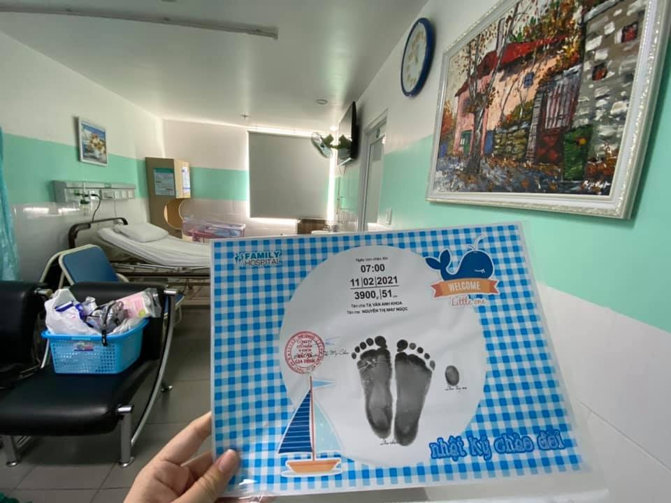 Đi đẻ thời côvi - lên giường đẻ bác sĩ bắt đeo khẩu trang ạ 😍
5g sáng 30 tết , e cảm thấy đau bụng và bắt đầu có biểu hiện của việc chuyển dạ, ráng nằm đợi coi thử có hết đau bụng hok 😅, ai ngờ cơn gò cứ đến liên tục , tranh thủ bò vô toilet gội đầu cho sạch sẽ rồi sấy cho khô tóc🧖🏻‍♀️, xong gọi ông ck chuẩn bị giấy tờ , xách đồ vọt lên xe chạy tức tốc đến bệnh viện, đến nơi họ bắt khai báo y tế cả 2 vk ck , lúc đó đau bụng quá rồi , e năn nỉ bác sĩ cho e vào phòng sinh ngay chứ con e gần ra rồi 😢 ma bác sĩ hok tin ! Cứ nghĩ e đau bụng sơ sơ , bắt e ngồi xe lăn để đẩy vô phòng chờ sinh đo ctc, điện tim e bé vs xét nghiệm máu ! Khi đẩy e lên đến nơi , cô y tá đi lấy giấy tờ , dặn e ngồi đó đợi ! E chịu hok nổi nữa, quyết đứng lên chạy vào phòng sinh vọt lên giuòng vô tư thế để rặn đẻ lun ( vì đẻ đứa thứ 3 tại cùng 1 bệnh viện 😅)  , bác sĩ chưa kịp vô , e đã rặn ra rồi , cô y tá đỡ cho , nói e chuyển dạ nhanh quá ! Không khéo là đẻ giữa đường rồi ! Hihi! 
Chim non chào đời lúc 7g sáng ngày 30 tết (11/2/2021) , nặng 3ki9 ! Mấy cô chú mát miệng chúc cho con mau ăn chóng lớn khoẻ mạnh ạ ! Mẹ con cảm ơn nhiều ạ 🥰
