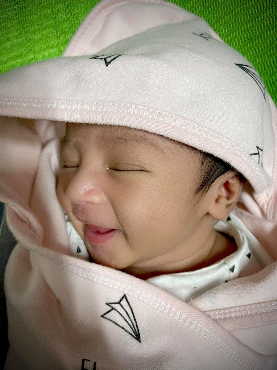 Mình vượt cạn thành công rồi ạ! Bé Min 4day
Gần 41 tuần mới chịu ra với mẹ đây 💗💗

Công nhận truyền kích sinh nó đau gấp 5 lần chuyển dạ bt! M sinh đứa đầu mở 3 phân lên viện sau một tiếng sanh rồi. Đứa này k chịu ra nên bs cho kích sinh. Đau quá nên m tiêm mũi gây tê tuỷ sống vào giảm 90% lun mn ạ. Nên khuyên mn nên tiêm. Đến lúc gần đẻ m chỉ cảm giác mắc rặn. Đưa lên bàn đẻ thì rặn 3 phát con ra rồi. Bs bảo ai cũng ntn thì bác khoẻ quá. M chọn gói sinh dịch vụ gia đình có người nhà vào lúc mình sinh nên có động lực hơn. Cơ mà đẻ k đau ntn m đẻ bn đứa cũng được 🤣🤣

Mình xin edit thêm câu hỏi của mn ạ!

M sanh thường dịch vụ tại Bệnh Viện Từ Dũ tổng hết 15triệu(bao gồm nằm phòng dv-tiêm k đau-dịch vụ sinh gia đình cứ một người vào là 1triệu2 rồi lặt vặt nhiều cái mình cũng k hiểu là cái gì luôn í 😅😅) Mình bị bướu cổ cường giáp nên sinh con rất nguy hiểm bác sĩ sợ ngưng tim đột ngột nên có mời bs bên chợ rãy-tim mạch qua khám. Bs đồng ý mới cho truyền kích sinh. Nên mẹ nào đang bị bệnh giống mình nhớ theo dõi kĩ nha. Mình thì ngưng luôn bs bảo k được đẻ nữa. Còn việc ts lại truyền kích sinh thì thường quá ngày chưa mở phân nào bs sẽ đặt bóng! Bóng k hiệu quả sẽ truyền-truyền k được thì phải mổ bắt con ra. Còn về việc tiêm mũi giảm đau thì sau này đau lưng thì dù các bạn có tiêm hay k mà cúi nhiều cũng bị đau à. Mình mà k tiêm chắc truyền kích sinh đó 5 tiếng đồng hồ m xỉu mất. Truyền tầm 3 tiếng m đau quá thở k được phải thở bằng ống oxi. Nên truyền mới có sức rặn đẻ đó các mom.Truyền xong đi đẻ k đau-khâu tầng sinh môn cũng k đau- mình đi lại bình thường sau sanh vài tiếng luôn. Nhưng tác dụng phụ là lạnh-ói cũng tuỳ người.
Các mẹ quá ngày dự sinh nên nhập viện bs kiểm tra nhé!

Các mom cứ xin vía thoải mái ạ 💜