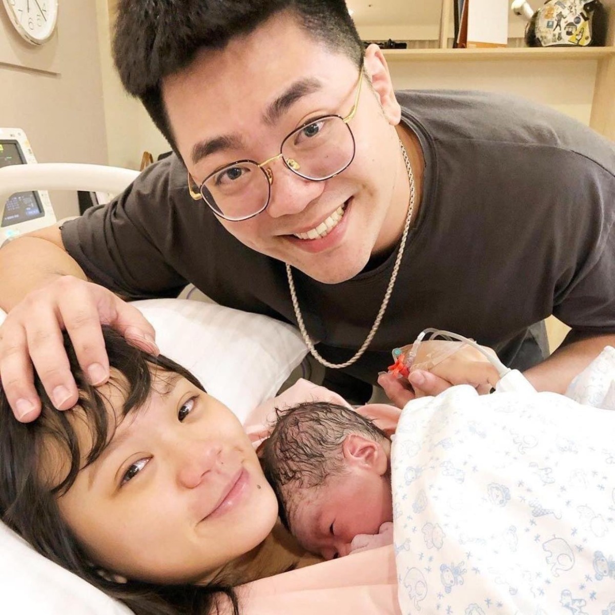 Mình vẫn nhớ như in lúc y tá vừa đẩy ra, chồng chạy lại cầm tay, mắt rưng rưng, liên tục hỏi: "Vợ ơi em đau lắm à? Anh thấy em hét to cực. Anh xin lỗi em, anh cảm ơn em. Anh yêu em nhiều lắm!". 
Chỉ vậy thôi mà quên hết bao nhiêu đớn đau các mẹ ạ.

Sinh con có lẽ là một trong những thời khắc người phụ nữ đau đớn và yếu đuối nhất. Và khi trải qua cơn thập tử nhất sinh ấy, được đẩy ra khỏi phòng sinh, người mình muốn nhìn thấy đầu tiên ắt hẳn là chồng, người sẽ cùng mình nuôi dạy con suốt quãng đời còn lại.

Nhìn thấy chồng rồi, ai lại chẳng mong nhận được một lời động viên, an ủi như trong những cảnh phim kinh điển. Vậy mà có vẻ như thực tế lại đa dạng và phong phú hơn rất nhiều. 

Bên cạnh những anh chồng lãng mạn nói lời yêu thương với vợ, không ít anh chồng lầy lội phát biểu đến cạn lời. Kiểu như: "Làm đứa nữa không em", "Sao bụng vẫn to thế, còn đứa nữa à", "Lêu lêu cái đồ cởi truồng", "Eo sao con mình đỏ chét vậy bà xã", "Đẻ có giống đi i nặng ị không vợ",...

Tùy vào tính cách của mỗi người, mà cách phản ứng khi thấy vợ lần đầu sau sinh sẽ khác nhau. Thực ra thì các anh à, với chị em chúng tôi ấy mà, cũng chẳng cần hoa mỹ lãng mạn gì đâu. Sau ca vượt cạn đầy đau đớn, đôi khi chỉ cần sự xuất hiện của chồng thôi là đủ rồi. 

Các chồng không nói gì cũng đủ làm các vợ chúng mình thấy bản thân được trân trọng, yêu thương; quan trọng là cảm thấy việc hy sinh sức khỏe, thanh xuân để sinh con vô cùng xứng đáng.

Vậy nên trong những giờ phút sau sinh xúc động, hy vọng các anh có thể bày tỏ tình cảm để vợ quên hết những đau đớn lúc vượt cạn vừa trải qua.

Nguồn ST.