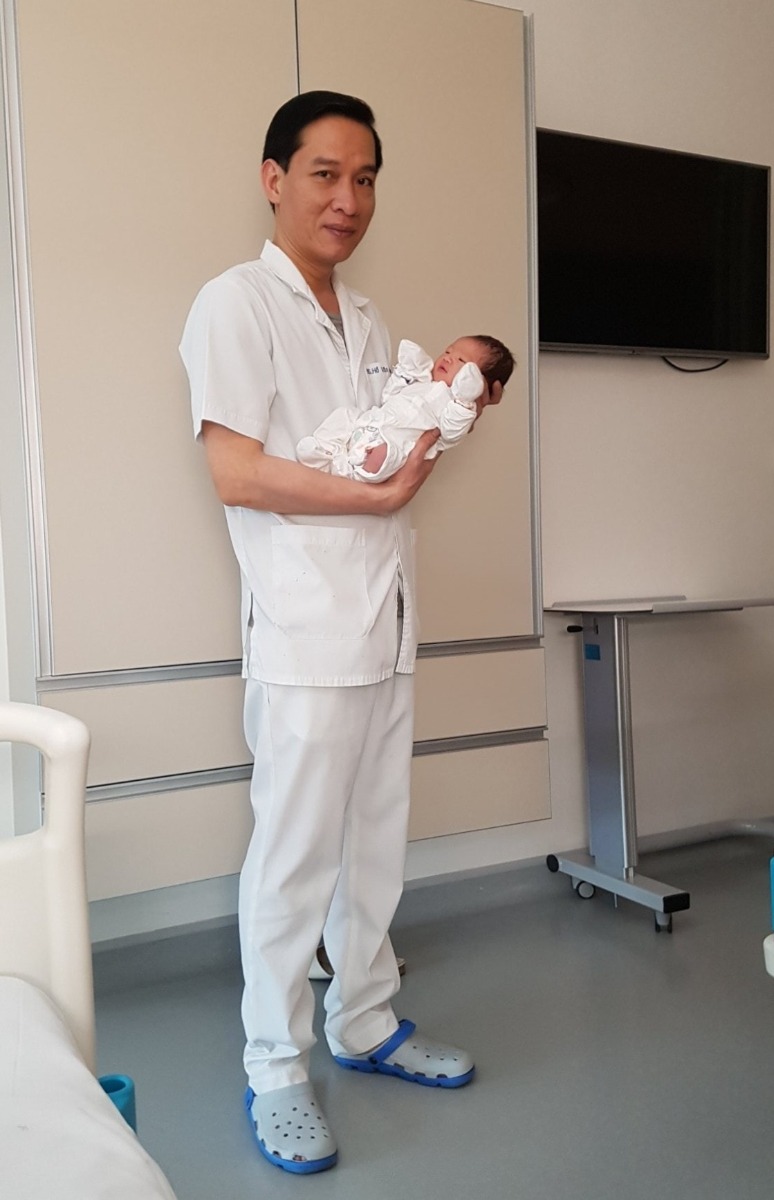Con chào các bác các cô các chú nha..
Sau cả ngày hôm qua thì tối qua con cũng xuất đầu lộ diện ghé thăm sân chơi cuộc đời với bố mẹ con rồi.

Con tên là Trương Phong Dương 「張峰陽」 - ”Mặt Trời trên Đỉnh Núi” chứ không phải “Gió trên Biển Lớn” của từ 風洋 Phong Dương này đâu nhé các cô chú ơi (Bố con mê kiếm hiệp từ nhỏ, nên tên con mang đậm dấu ấn Trung Hoa cô chú ạ).

Bát Tự Nguyên Thần của con 戊子 Mậu Tý là những ngọn núi lớn, trong Bát Tự của con có Canh Tý 庚子, Canh Thìn 庚辰, Quý Hợi 癸亥 nên ngọn núi của con còn có cây cỏ hoa lá, có nhiều cây lớn, có nhiều sương mù và mưa, có quá nhiều kim loại, dưới chân núi có sông có suối.
- Nhưng mà chưa có ánh sáng, chưa có sự tồn tại của loài vật loài người. Nên lúc đầu bố con định đặt tên là Phong Dương 烽陽 với chữ Phong 烽 (đốt cháy làm tín hiệu) có bộ Hoả 火 - con cần Hoả (火) để đốt nóng chảy kim loại làm công cụ, làm vật dụng phục vụ đời sống hàng ngày, để từ đó tạo ra cuộc sống phì nhiêu, trù phú của Phong - 丰, và Dương (Mặt Trời, Hướng Nam) 陽 = phụ阝＋nhật 曰 ＋ nhất一 ＋ vật 勿 bao hàm ý nghĩa con cần mặt trời (nhật - 日) để có ánh sáng soi bước cho muôn loài ( vật - 勿) và duy Nhất một Thượng Đế soi sáng cho con tường bước khám phá và xây dựng một đế chế, một cơ ngơi của riêng con (phụ - 阝).

Nhưng rồi khi bố con bảo Tử Vi của con đều có Hoả tinh và Linh tinh hợp chiếu giống bố rồi, con không cần quá nhiều Hoả nữa. Vì sức mạnh 02 sao Hoả đó đủ cho con nguyên liệu sử dụng cả cuộc đời, nên bố con đổi tên con với chữ Phong 烽 Hoả sang thành chữ Phong 峰 có bộ 山 Sơn thổ.
- Hàm ý bổ trợ thêm cho nguyên thần Mậu 戊 Thổ của con vì bản thân con tượng trưng cho Núi Non, chữ Phong 峰 (Đỉnh núi) lại được ghép bởi Sơn 山 và chữ Phùng 夆. Chữ Sơn 山 thể hiện cho sự vững chắc, hùng vĩ của Non Sơn, của Thiên nhiên hoà hợp với Mậu 戊 thổ. Chữ Phùng 夆 mang ý nghĩa hội ngộ, gặp gỡ trong niềm vui hân hoan.
- Niềm vui hân hoan lại còn gặp nhau trên núi bao hàm ý nghĩa cho tượng những cao nhân gặp nhau đàm đạo, hội ngộ, tương phùng.
- Chữ Phùng 夆 lại còn được ghép bởi chữ 夂 tri - theo sau và chữ 丰 phong (trong từ Phong 豐 - trù phú, tươi tốt, xinh đẹp) thể hiện cuộc đời sẽ luôn có những thứ tươi đẹp ở bên con.. Để cuộc đời con đi sẽ luôn có bạn đồng hành đáng kính đáng trân trọng.
「峰陽 - MẶT TRỜI TRÊN ĐỈNH NÚI」

Con sinh ra, bố con bảo con sau này học giỏi vì con có Hoá Khoa Văn Xương tại Thiên Di nên có sẽ đi du học, con thủ Thiên Cơ, Thái Âm Thiên Đồng Cự Môn Linh Hoả chiếu nên sau con nối nghiệp bố con rồi. Và bố còn bảo con lấy vợ đẹp lắm. Vợ con tài giỏi, kinh doanh giỏi, vui vẻ, dễ chịu vì có Thái Dương Thái Âm Thiên Lương Hoá Khoa Hoá Lộc Xương Khúc Thiên Khôi Hồng Loan Thiên Hỷ Hỷ Thần.

Mà điều đặc biệt nữa nhé. Con ra đời, làm cho cung Phụ Mẫu trở nên vô cùng đặc biệt, nên Bố Mẹ con này, Bố Mẹ vợ con này hay Bố Mẹ nuôi của con này (à hiện con chưa có, nhưng sắp tới con được rửa tội là con có bố mẹ đỡ đầu) đều trở thành những bậc Quân chủ vì cách cục Tử Phủ Vũ Tướng Tả Phù Hoá Quyền. Nên là con rất vui.

Thêm nữa, các cô chú nhìn thấy Ngư Vĩ trên mắt con không, bố con bảo dài, đào hoa lắm. Vì con có Đào Hoa Thiên Hỷ tại Quan lộc đó, nên con ra đời khóc chút thôi, nhưng khi về với mẹ là con mỉm cười suốt.!

Cảm ơn mẹ con đã vất vả 9 tháng và đặc biệt ngày hôm qua vì con, cũng như cảm ơn người bố vĩ đại luôn đồng hành cùng mẹ và đặt cho con cái tên thật ý nghĩa..

😚Con cám ơn đội ngũ y bác sĩ của Việt Pháp đã đồng hành cùng con và bố mẹ trong ngày vừa qua. Con đặc biệt cám ơn bác sỹ Thu!!! Dù ngày con ra đời bác mổ những 7 ca. Vậy mà đến tối muộn bác vẫn yêu thương con vào đỡ cho con!!! Bác mát tay sau con cũng giỏi giang vui tính giống bác nè!!!

Và con cũng cảm ơn các ông bà, cô gì, chú bác đã gửi lời chúc mừng đến gia đình con và con rất nhiều ạ! (Bố con dạy con từ nhỏ là phải biết nói lời Cảm Ơn các cô chú ạ)

Cô chú có muốn làm thông gia với nhà con không?