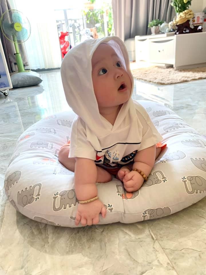 E làm theo app, cho con tập ngồi thế này ok hok các mẹ 😝