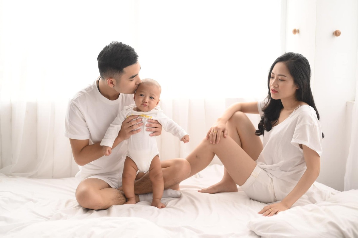 Đây là vợ tôi các bạn ạ !
Có lẽ ở thời đại vật chất sinh sôi này ít người có niềm tin vào tình yêu chân thành mà k có tính thực dụng... để tôi kể câu chuyện rõ hơn ở dưới nhé
Vợ tôi sinh năm 91 hơn tôi 2 tuổi ...
Cái ngày khi mà chúng tôi quen nhau thì khi đó tôi còn đang lông bông k mục đích sống ,chơi bời và nợ nần đủ thứ... đến chính người thân và bạn bè còn mất niềm tin vào tôi 😔 nhưng vợ tôi thì khác ,cô ấy đặt niềm tin vào tôi rất nhiều ,đối với tôi khi gặp được cô ấy giống như gặp được ánh sáng nơi cuối con đường vậy các bạn ạ.
Vợ tôi khi đó đang là một hot girl bán hàng hiệu luxury có rất nhiều người theo đuổi người ta đều có nhà có xe và có sự nghiệp riêng .nhưng k biết vì lí do nào đó mà vẫn chọn tôi các bạn ạ 😊
Tôi phải thừa nhận rằng cuộc đời tôi thật sư vô cùng may mắn vì đã gặp được một người bạn đời , một người đồng hành trong thời điểm thích hợp nhất.