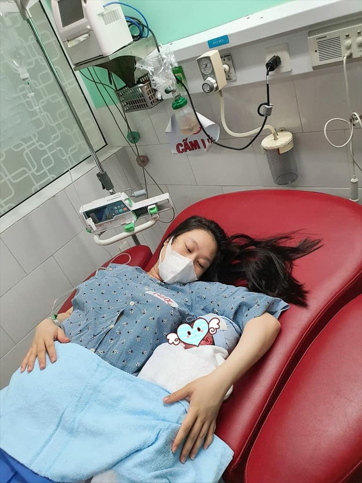 Đi đẻ thời côvi - lên giường đẻ bác sĩ bắt đeo khẩu trang ạ 😍
5g sáng 30 tết , e cảm thấy đau bụng và bắt đầu có biểu hiện của việc chuyển dạ, ráng nằm đợi coi thử có hết đau bụng hok 😅, ai ngờ cơn gò cứ đến liên tục , tranh thủ bò vô toilet gội đầu cho sạch sẽ rồi sấy cho khô tóc🧖🏻‍♀️, xong gọi ông ck chuẩn bị giấy tờ , xách đồ vọt lên xe chạy tức tốc đến bệnh viện, đến nơi họ bắt khai báo y tế cả 2 vk ck , lúc đó đau bụng quá rồi , e năn nỉ bác sĩ cho e vào phòng sinh ngay chứ con e gần ra rồi 😢 ma bác sĩ hok tin ! Cứ nghĩ e đau bụng sơ sơ , bắt e ngồi xe lăn để đẩy vô phòng chờ sinh đo ctc, điện tim e bé vs xét nghiệm máu ! Khi đẩy e lên đến nơi , cô y tá đi lấy giấy tờ , dặn e ngồi đó đợi ! E chịu hok nổi nữa, quyết đứng lên chạy vào phòng sinh vọt lên giuòng vô tư thế để rặn đẻ lun ( vì đẻ đứa thứ 3 tại cùng 1 bệnh viện 😅)  , bác sĩ chưa kịp vô , e đã rặn ra rồi , cô y tá đỡ cho , nói e chuyển dạ nhanh quá ! Không khéo là đẻ giữa đường rồi ! Hihi! 
Chim non chào đời lúc 7g sáng ngày 30 tết (11/2/2021) , nặng 3ki9 ! Mấy cô chú mát miệng chúc cho con mau ăn chóng lớn khoẻ mạnh ạ ! Mẹ con cảm ơn nhiều ạ 🥰