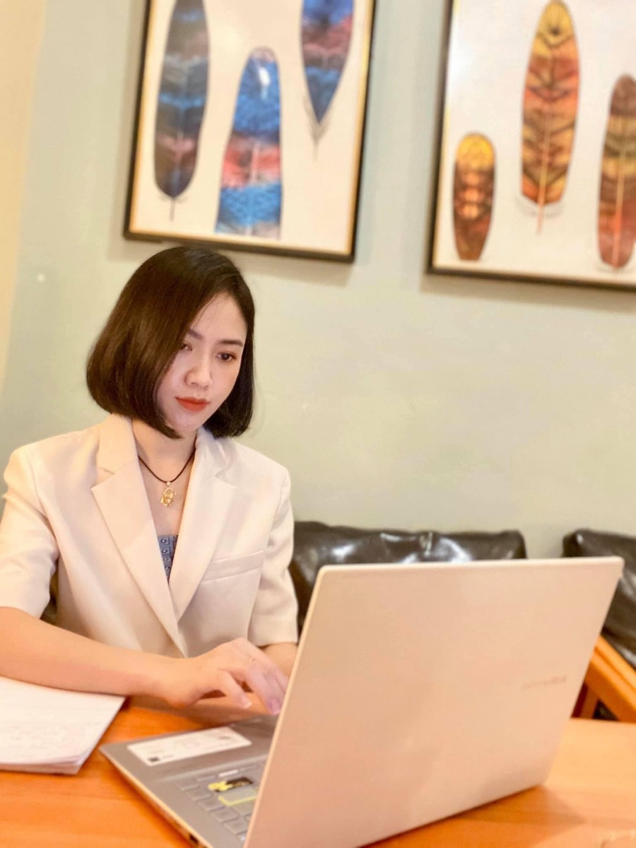 Đây là vợ tôi các bạn ạ !
Có lẽ ở thời đại vật chất sinh sôi này ít người có niềm tin vào tình yêu chân thành mà k có tính thực dụng... để tôi kể câu chuyện rõ hơn ở dưới nhé
Vợ tôi sinh năm 91 hơn tôi 2 tuổi ...
Cái ngày khi mà chúng tôi quen nhau thì khi đó tôi còn đang lông bông k mục đích sống ,chơi bời và nợ nần đủ thứ... đến chính người thân và bạn bè còn mất niềm tin vào tôi 😔 nhưng vợ tôi thì khác ,cô ấy đặt niềm tin vào tôi rất nhiều ,đối với tôi khi gặp được cô ấy giống như gặp được ánh sáng nơi cuối con đường vậy các bạn ạ.
Vợ tôi khi đó đang là một hot girl bán hàng hiệu luxury có rất nhiều người theo đuổi người ta đều có nhà có xe và có sự nghiệp riêng .nhưng k biết vì lí do nào đó mà vẫn chọn tôi các bạn ạ 😊
Tôi phải thừa nhận rằng cuộc đời tôi thật sư vô cùng may mắn vì đã gặp được một người bạn đời , một người đồng hành trong thời điểm thích hợp nhất.