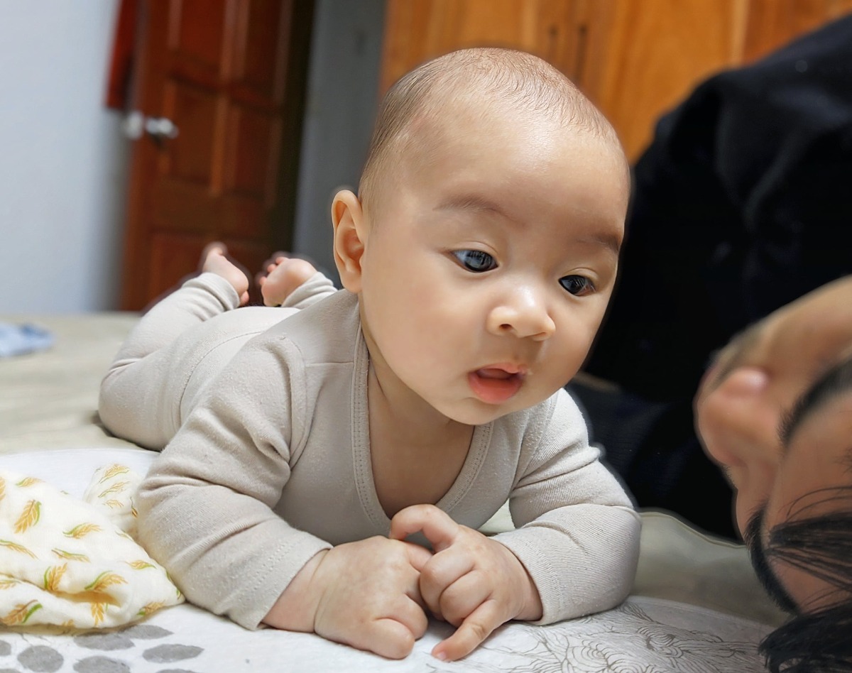 REVIEW SINH TẠI BV VIỆT PHÁP

Con được hơn 4m mới có thời gian ngoi lên viết review đi đẻ ạ
Em sảy bé đầu tiên khi thai mới được 5 tuần tuổi. Buổi sáng biết có thai, siêu âm thấy thai vào tử cung rồi thì buổi chiều ra máu ồ ạt. Qua viện khám thì không thấy phôi thai đâu nữa, thai ra cùng máu luôn rồi . Mỗi lần nghĩ lại là một lần rợn tóc gáy. Trước đấy nghĩ đến đẻ là thấy sợ vãi chưởng, nhưng sau đó không sợ đẻ nữa, chỉ sợ sảy

Trải qua sự việc đau lòng này nên khi biết có bầu bé thứ 2, em đúng như kiểu chim sợ ná, làm gì cũng rón rén khẽ khàng. Có bé được 3 ngày em đã biết rồi ấy, đúng kiểu giác quan thứ 6 của một bà mẹ từng mất con. Đợt đấy cứ cách 2 ngày em lại mang que ra thử. Khi thai được 10 ngày tuổi, thì que thử chính thức hiện vạch mờ ... Em quyết dồn hết mọi sức lực và sự thận trọng để cẩn thận giữ con, đợi chờ đến ngày được đón con chào đời. Em đi khám thử từ viện sản Hà Nội, đến Tâm Anh, theo hết bác sĩ uy tín nọ đến bác sĩ uy tín kia nhưng chả hiểu kiểu gì, gặp bác nào cũng không thấy yên tâm. Cứ thấy sợ sợ kiểu gì ấy ạ

Em chưa từng đi khám gì ở Việt Pháp cả. Nhưng quả đấy " liều ăn nhiều", bầu 28w rồi, bảo qua VP khám thử xong có gì chốt đẻ ở viện nào luôn. Lần đầu khám , hẹn idol Thu không được nên em khám bác Hợp . Bác Hợp nói nhanh, nhẹ nhàng, cẩn thận. Bác hỏi kĩ tiền sử dị ứng thuốc gì không, từng mổ xẻ gì không, rồi tính lại ngày rụng trứng, ngày dự sinh . Em còn ấn tượng mãi , em bầu ì ạch , bác dìu em lên bàn xong lại đỡ xuống, dặn dò bước chân nào trước , bước chân nào sau. Ôi giời, trong đầu như gõ CHOANG ! Bệnh viện chân ái của đời mình đây rồi. Em ra khỏi phòng bác, cười như hoa nở mùa xuân, ra lễ tân, chốt gói sinh, quẹt tiền cái RỤP. Tiền ra đi mà lòng thì phơi phới

Thế là cả buổi khám tuần 28w đấy của em được tính luôn vào gói sinh 32w. Sướng ! Buổi khám thứ 2 thì em hen được lịch idol Thu. Bác Thu thì nhiều mẹ review lắm rồi. Vâng ! Bác như một cơn lốc xoáy ấy ạ. Mặc dù lần nào khám, em cũng phải ngồi chờ bác mòn cả mắt ( vì bác có lịch mổ gấp ) nhưng vào khám bác thì vài phút là xong. Biết bác bận rộn, nên em cũng cố hợp tác nhanh tay nhanh chân hết mức có thể để bác còn lướt đi chỗ khác. Nhưng lần nào bác cũng bảo : " em cứ từ từ, anh cũng phải khám xong xuôi hết cho em đã ". Và idol Thu , ngay từ tuần thứ 34 đã chốt cho em một câu xanh rờn : " về chọn ngày mổ đi em, thai em to lắm rồi " .

Vâng ! Và câu chuyện đi đẻ chính thức bắt đầu

Vì mổ đẻ + chọn giờ sinh ( 1-3h chiều) nên từ 7h sáng hôm đấy em đã phải khóa mồm khóa miệng không được ăn uống bất cứ thứ gì . 10h sáng, em mang theo cơn đói lết tới viện . Báo tên với lễ tân xong, em với chồng được đưa đi nhận phòng. Em up phòng đơn thì phòng có 1 giường, 1 sofa, 1 tủ quần áo, 1 bàn ngồi, 1 wc và 1 phòng tắm bé . Em vẫn vác theo cơn đói, làm theo lời các cô hộ sinh: tắm lại bằng dung dịch sát khuẩn bentadin ( em thề là em ám ảnh mùi này kinh khủng) , rồi nằm lên giường để các cô xử lý giúp vụ vio-lông trước khi lên bàn mổ

Xong em vừa nằm nghĩ đến các loại món ăn mà em thèm , vừa chờ một binh đoàn y bác sĩ đến bếch mình đi mổ. Lúc em nghĩ đến món thứ vài nghìn, thì hành lang lạo xạo tiếng bước chân. Cửa phòng đẩy ra, bác sĩ gây mê đi cùng vài cô y tá đến , lột kính ra khỏi mắt em ( em cận 5,5 độ ạ ) rồi kéo cả em, cả giường đi mổ. Em cố mở đôi mắt mịt mờ ra nhìn chồng cái cuối, lúc giường đẩy qua hành lang cũng cố nheo mắt kiếm bóng dáng 2 mẹ em đang ngồi chờ, nhưng mờ mịt mịt mờ. Quả đấy nghĩ : " Chết ! Mắt mũi thế này tý sao nhìn thấy mặt con" Huhu

Em mang theo quả mắt mù dở đấy vào phòng mổ. Em bị lột đồ, ngồi im không nhúc nhích để bác sĩ gây mê trích mũi gây tê tủy sống định mệnh. Lúc này là bắt đầu thấy run run rồi. Chị y tá đứng đằng trước ôm chặt người để em đỡ giật mình , bác sĩ chọc kim lúc nào em cũng chả biết luôn. Rồi em được đặt nằm xuống, gắn đủ loại dây dợ lên người để đo huyết áp, nhịp tim,.... Tay bị cột lại, chăn phủ lên người, một ống sưởi luồn vào trong chăn để giữ ấm, từ ngực trở xuống thì thuốc ngấm, mất cảm giác luôn rồi . Xong xuôi, y tá gọi cho bác Thu : " Anh ơi ! Xong hết rồi, anh lên đi ạ" còn em nằm ngó trần nhà chờ giờ lành đến . Từng giây từng phút trôi qua chậm như trong phim Ấn Độ

Rồi điều gì đến cũng đến, bác Thu lướt đến, hỏi han vài câu xong " Rẹt ! Rẹt ! Rẹt " . 2 phút sau bác ấn bụng vài phát là thằng con tòi ra, gào lên " Oe oe oe oeeee". Ôi mẹ ơi ! Mình vĩ đại quá, nước mắt tuôn như mưa rơi suối chảy

Y tá bế con cho em ngắm vài giây rồi đưa bé sang bên Nhi để cân đo kiểm tra các kiểu. Em thì nằm lại để bác sĩ lấy hết nhau ra và khâu vết mổ. Giây phút cảm thấy sợ nhất là lúc này nè. Con thì bị đưa đi, lòng sốt sắng không thể tả vì chưa kịp ôm con hay chạm vào con nữa. Người thì bắt đầu lịm dần vì bác sĩ nạo vét ổ bụng, thuốc gây mê không đủ nên người nôn nao choáng váng, tụt huyết áp. Bác sĩ phải truyền thêm thuốc cho em mất 5 phút thì mới tỉnh táo dần lại. Khâu vá xong xuôi , em được đẩy ra phòng hậu phẫu nằm chờ 2 tiếng. Cứ 30 phút, y tá lại ra ấn bụng kiểm tra độ co hồi tử cung 1 lần . Em thề là cái vụ ấn bụng này đau vãi chưỡng luôn ấy, đau toát mồ hôi luôn. Suốt quá trình ở viện sợ nhất vụ ấn bụng kiểm tra này

2 tiếng này em lại tiếp tục nằm nhìn trần nhà, không ngủ nghê được gì cả. Rồi 2 tiếng dài như thể kỉ cũng trôi qua, em được đẩy ra khỏi khu phẫu thuật, về phòng. Y tá mới đẩy em xuống hành lang phòng bệnh thì cả hành lang đã nhốn nháo : " Mẹ Quỳnh Liên đấy phải không? May quá, em bé khóc đòi ti nãy giờ . Các cô đang định cho uống tạm sữa đây. Mẹ về rồi thì cho em ti nhé ". Xong, chưa kịp hoàn hồn, chưa kịp hồi sức, chưa kịp lấy tinh thần thì thằng con đã được đặt nằm bên cạnh. Y tá vạch áo, thằng bé đang gào rất to , thấy ti mẹ, ngậm chặt, mút chùn chụt rồi im bặt. Ôi! cảm giác cho con ti lần đầu tiên trong cuộc đời không sao mà diễn tả được. Em cứ ngơ ngác nằm nghiêng cho bé ti ( trong khi sữa còn chưa về được giọt quái nào) trong khi mẹ em, mẹ chồng em, chồng em thì đang phải tiếp đủ các cuộc video call của họ hàng bốn phương tám hướng. Ai cũng sốt ruột cháu, ai cũng muốn nhìn thằng cháu . Thế là em bị livestream cho con ti, " hàng họ " gìn giữ bao năm chỉ trong cái ngày đi đẻ đấy bị bàn dân thiên hạ chiêm ngưỡng hết rồi. Huhu

5 ngày sau ở viện là chuỗi ngày stress kinh khủng vì sữa chưa về, đến mức mấy ngày đêm không ngủ nổi phải xin thuốc ngủ để uống. Thật sự cảm ơn đội ngũ nữ hộ sinh VP đã hết sức kiên nhẫn và tận tâm với gia đình em, với những khủng hoảng điên rồ của con bé lần đầu làm mẹ . Từ nữ hộ sinh đến bác sĩ, ai vào phòng cũng động viên, lên tinh thần giúp em. Mà mấy hôm đấy cũng buồn cười, sữa chưa về 1 giọt mà ai sờ ngực cũng bảo : " Ui ! Ngực này nhiều sữa lắm". Vầng, và chỉ 10 ngày sau, hơn 2 lít sữa nhễu ra khỏi bầu ngực mỗi ngày, khiến em phải quay lại viện khám lại 3 lần vì sụt cân nhanh quá

À! Nói đến vụ quay lại khám sau sinh. Trong gói đẻ là chỉ quay lại khám 1 lần thôi. Nhưng em quay lại khám 3 lần, bé nhà e bị vàng da cũng quay lại khám 3 lần. Tổng mẹ tổng con là 6 lần liền nhưng đều không phải trả thêm phí. Hời ghê ! :)))

Nói chung là vote nghìn sao cho Việt Pháp ý. Đau ví tý thôi. Em hình như xài không thiếu 1 dịch vụ nào của viện hay sao ấy : mổ đẻ+ chọn giờ sinh+ up phòng đơn( sau đó up 1 phát lên phòng 2 giường) + người nhà ở lại + vật lý trị liệu để thông tia sữa+ cắt thắng lưỡi cho bé lúc ra viện + ở lại thêm 1 ngày ( vì ngày ra viện xấu ngày quá, huhu) = đâu đấy gần trăm hay hơn trăm triệu ấy

Thôi kệ mợ! Đời đẻ mấy lần đâu nhỉ

Mà thề luôn ! Đẻ mổ 5 ngày mà đi phăng phăng, leo cầu thang nhoay nhoáy. Bảo vừa đi đẻ về chả ai tin . Vài năm sau nữa, đến lúc em không còn sợ nuôi con, đến lúc em có ý định đẻ tiếp, e nhất định vẫn phi đến Việt Pháp để đẻ :))))

PS: Mẹ nào đọc được đến dòng cuối này thì em cũng phục thật ! Không hiểu động lực nào mà mình viết được dài thế. haha