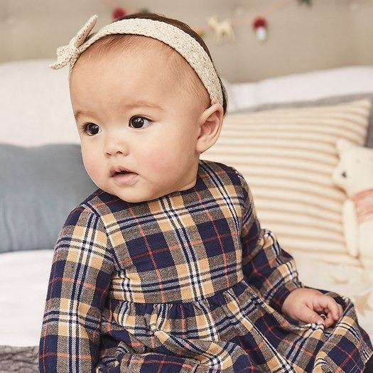 DẠY BÉ TÍNH TỰ LẬP VÀ SÁNG TẠO
Hôm nay, một cô bé xinh xắn 3 tuổi chạy lon ton đến phòng khám của tôi xin 1 thanh kẹo, vì tôi luôn có đủ các loại kẹo để 1 góc bàn cho các bé. Cô bé rất nhỏ không thể với tới hoặc nhìn thấy những viên kẹo của tôi và mẹ cô liền bỏ vội túi xách xuống sàn nhà và bế bé lên, cô bé nhìn 1 lúc và chọn 1 viên kẹo trên bàn, mặc dù tôi khuyến khích bé lấy thêm nhiều loại khác nữa. Lúc ra về tôi bèn hỏi mẹ cô bé: sao chị không giúp bé lấy 1 viên kẹo sẽ tiện hơn? Mẹ cô bé đáp: "Cháu nó biết sẽ chọn viên nào"

Câu nói này làm tôi suy nghĩ khá nhiều. Trên thực tế sự phát triển não bộ của các bé cần nên có 1 không gian tự lập và sáng tạo riêng của các bé. Tôi biết rằng cha mẹ VN yêu thương và quan tâm các bé rất nhiều, nhưng thực sự nhiều cha mẹ đã không cho các bé không gian để tự lập. Nhiều cha mẹ đã làm hết mọi thứ cho các bé.
Những VD. tôi đã gặp hoặc trò chuyện với 1 số cha mẹ VN:

* Sợ bé cắt thủ công không được thẳng hoặc không đạt điểm cao, cha mẹ cắt dùm luôn cho bé. --> Bé mất cơ hội để học được sự thất bại và nỗ lực cố gắng của riêng bé.

* Bé thích vẽ cây có chùm lá màu tím (vì bé thích màu tím), nhưng cha mẹ cho rằng lá cây phải màu xanh và yêu cầu bé vẽ màu xanh. --> Bé đã mất cơ hội để biết rằng bé có thể làm những gì bé yêu thích, đó chính là khơi nguồn của đam mê, sáng tạo và thành công

* Bé thích đi qua vũng nước mưa (rất cạn và nhỏ), nhưng cha mẹ sợ bé bị ướt và cảm lạnh, nên đã bế bé đi qua. --> bé đã mất cơ hội để hiểu cảm giác tuyệt vời và phấn khích như thế nào khi tự mình đi qua vũng nước, dù là vũng nước cạn.

* Bé thích cho con mèo nhỏ ăn mẫu thức ăn, cha mẹ sợ bé bị mèo cào và giành lấy thức ăn từ tay bé, thả xuống đất cho con mèo, hi vọng con mèo đi lại và ăn cho bé xem, nhưng con mèo không ăn và bỏ đi --> bé đã mất cơ hội để hiểu về bài học giao tiếp con người và động vật, hơn hết là mất lòng tin và yêu thương trên động vật.

KHOA HỌC NÓI GÌ VỀ KHÔNG GIAN TỰ LẬP VÀ SÁNG TẠO CỦA BÉ:
Gs.Bs. da Rose Florez, ĐH Arizona State, Mỹ nhấn mạnh rằng mọi hoạt động hằng ngày cần để bé có không gian quyết định, tự lập, và sáng tạo theo cách riêng của bé. Đây là cách mà não bộ bé hoạt động tốt nhất. Gs.da Rose Florez cũng nói thêm: cha mẹ cũng đừng quá thất vọng khi yêu cầu 1 bé 5 tuổi vẽ con chó và bé tô màu đỏ với lí do là bé thích con chó của bé mặc cái đầm màu đỏ giống bé. Các liên kết thần kinh trong đại não sẽ có dịp phát triển tạo cho bé nhiều sáng tạo và suy nghĩ khác biệt và thành công hơn các bé chỉ được cha mẹ chỉ và cho những khái niệm gập khuôn, không sáng tạo.

NHỮNG ĐIỀU CHA MẸ NÊN LÀM ĐỂ GIÚP BÉ PHÁT TRIỂN TÍNH TỰ LẬP VÀ SÁNG TẠO

* Thay vì cấm đoán bé chơi và chạm mọi thứ thì cha mẹ nên cho bé trải nghiệm theo cách của bé nhưng vẫn kiểm soát an toàn vòng ngoài.
VD. dẫn bé ra công viên, nơi có nhiều lá cây các loại rơi trên sân, cho bé tìm những loại lá bé thích, tự do lắng nghe bé giải thích tại sao bé thích lá này.
Các bé nhỏ hơn 2 tuổi có thể cho bé chơi các vật dụng như đậy nắp nồi hoặc chồng các ly vào nhau, đừng ngại mấy vật dụng này làm đau bé, mà chọn những món đồ chơi đắt tiền. Bé cần hiểu thế giới xung quanh bằng chính trải niệm của bé, đồ chơi đắt tiền không phải là thế giới xung quanh của bé.
Có thể dạy bé cách cho cá ăn hoặc cách vuốt ve con chó (tuy nhiên bạn vẫn đảm bảo là kiểm soát tình huống, hồ cá là phải xa tầm với của bé hoặc không gây nguy hiểm như làm bé đuối nước, chó bạn nên đảm bảo rằng con chó phải nghe lời bạn tuyệt đối). [các bé bị dị ứng lông động vật không nên tiếp xúc với động vật]

* Cho bé tự do chọn điều bé nghĩ, đừng bao giờ nghĩ rằng điều bạn nghĩ là đúng với bé, bé sẽ hoàn toàn nghĩ khác bạn, vì cách não bé hoạt động là khác bạn, não bạn hoạt động dựa trên trải niệm trước đó, bé không có trải niệm trước đó, bé chỉ có sự sáng tạo và yêu thích của bé, não bé thuần thiết cho các tế bào thần kinh thỏa sức liên kết và gỡ liên kết.
VD. Hãy cho bé 1 hộp bút màu và các loại giấy có chất liệu khác nhau, và cho bé tự vẽ và tô màu theo ý bé. Bé không có trải niệm lá cây màu xanh như não của bạn, trừ khi bạn đã chỉ bé thấy lá cây màu xanh lúc đi công viên. Do đó, bé vẽ lá cây màu đen là chuyện không gì bình thường hơn. Đơn giản, bạn chỉ nói với bé: ngày mai, bố mẹ sẽ cho con đi công viên để xem lá cây màu gì nhé. Sau khi đi công viên về, bé vẽ chiếc lá màu vàng cam, cũng đừng la bé làm gì, lắng nghe lí do bé tại sao vẽ vậy, bạn sẽ nghe lời giải thích rất dễ thương là: "bố chỉ kêu con nhặt những lá rơi trên mặt đất, mà lá nào cũng màu vàng cam thôi bố ạ".

* Hãy cho bé giúp bạn làm một vài việc trong nhà
VD. khuyến khích các bé từ 12 tháng tuổi giúp bạn nhặt đồ chơi bỏ vào giỏ, nhặt vớ cùng loại (từ 18 tháng tuổi) bỏ vào giỏ, giúp bạn nhặt rau xanh, đỏ (bé từ 3 tuổi). Đơn giản là luôn khuyến khích bé làm những điều này khi bé vui muốn giúp bạn

* Hãy cho hệ miễn dịch bé hoạt động mạnh mẽ nhất
VD. đừng ngại cho bé đi qua vũng nước mưa cạn, đừng ngại cho bé chơi cát, đừng ngại cho bé chơi bong bóng xà phòng. Đơn giản bạn chỉ cần rữa tay bé thật sạch sau đó là được. Phần còn lại để bé thỏa thích thử sức hệ miễn dịch của bé.

Notes:
da Rose Florez (2011) Developing Young Children’s Self-Regulation through Everyday Experiences, National Association for the Education of Young Children, New York, USA.

Jennifer Burgis Stanford University (2016) Help your child become more independent, Babycenter [Accessed 27 June 2016]