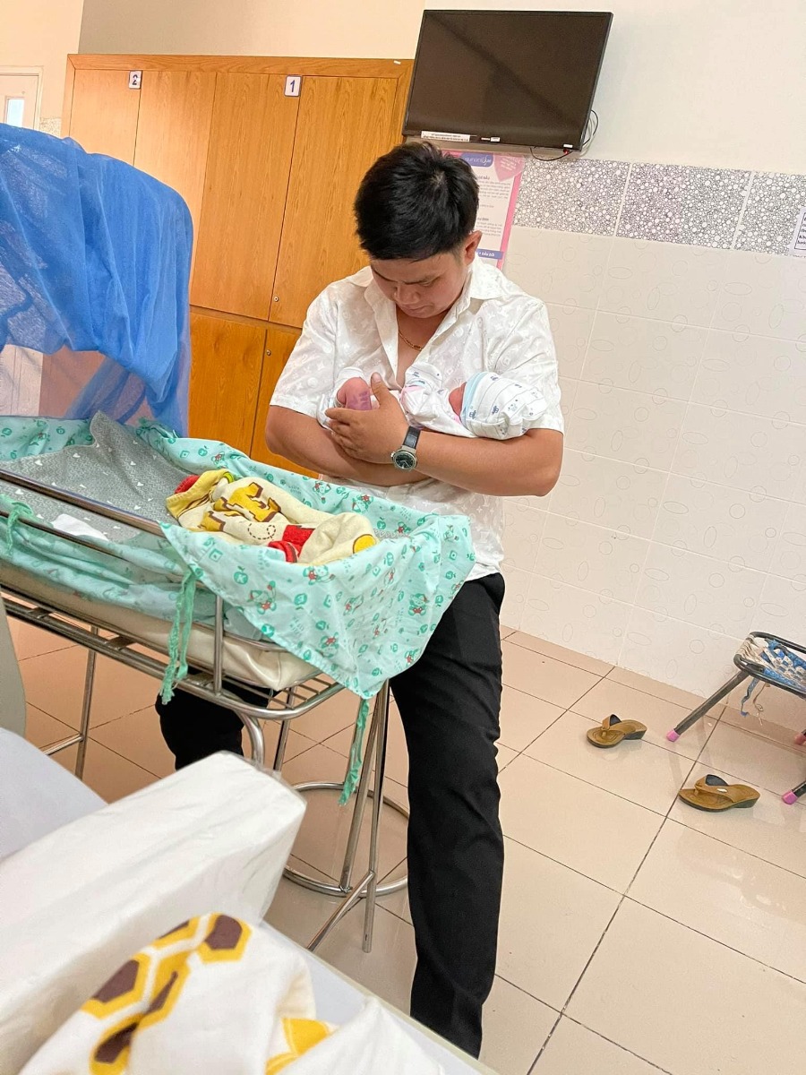 Em sinh thường 22h55' ngày 15/2 dương lịch (mùng4 tết) ở Từ Dũ, quá trình đi đẻ của e nó gian nan kinh khủng 
e bị đau khớp háng và lưng nở 1phân vào 26 âm lịch nhập viện 2 ngày k có dấu sinh và chuyển dạ nên phải về😭😭
vừa về nhà thì khuya hôm đó lại đau bụng ra huyết tưởng sinh vào ngày 29tết rồi đi khám bác sĩ lại cho về theo dõi 
đến mãi mùng4 mới chuyển dạ thật sự thì e sinh đấy ạ 20tiếng đau vật vã thì e yêu cầu chích mũi gì sinh không đau ý ạ đỡ được phần nào cơn đau hơi lạnh người và run run nhưng cũng đỡ hơn là đau thoi thúc chích vào chỉ còn cảm giác e bé thúc đầu tìm chỗ chui ra thôi
các chị hít sâu thở đều đừng hét khóc nhiều mất sức tại e thấy có mấy chị nằm chờ sanh cùng la hét quá đến khi tới cơn rặn bị mất hơi và sức k rặn nổi lúc đó tội e bé lắm
Em chọn dich vụ sinh gia đình nên sướng có người nhà vào an ủi lúc sinh nên k thấy cô đơn 20phút là e sinh xong nằm 2tiếng về phòng mà chồng e chọn rộng rãi thoải mái sạch sẽ lắm ,được 2người vào chăm sóc khi chọn phòng này ý ạ 🥰 may mắn có chồng và mẹ ở bên nên có đau cũng thoải mái và hạnh phúc 
còn về chuyên mục sữa cho bé
mới có 3 ngày từ bệnh viện về nhà đấy ạ 
e vắt mỗi lần 110ml không á chưa kể con e bú nữa
nhiều sữa quá k giám ăn cơm nhiều chỉ ăn đồ bổ nên trộm vía sữa đặc và vàng sánh luôn ạ ai k thông sữa ib e chỉ cách riêng của mẹ e cho ạ mong là hiệu quả với các chị luôn 🥰