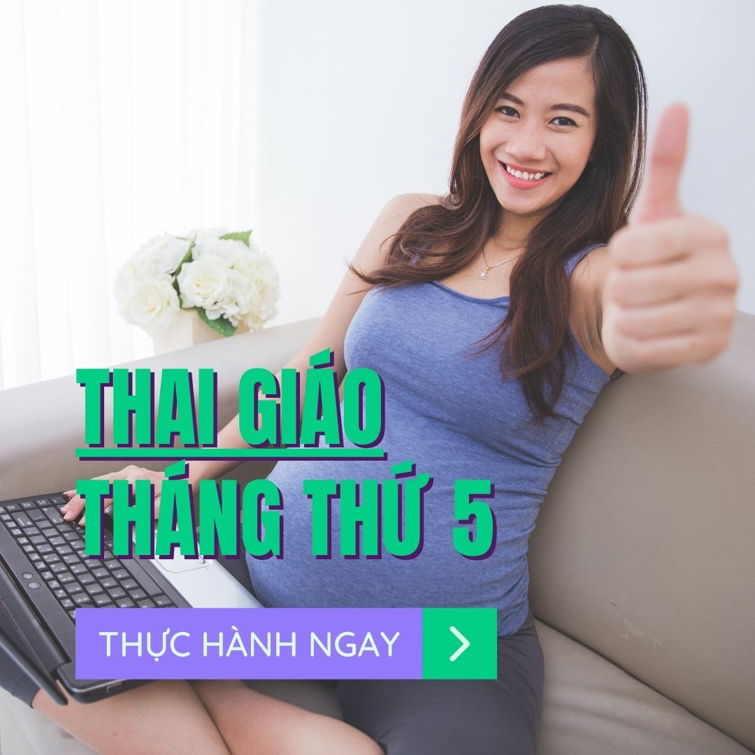 CÁCH THAI GIÁO THÁNG THỨ 5 - CHO MẸ CÓ TÂM HỒN ĂN UỐNG

Chắc các mẹ cũng từng biết về món smoothie bowl rồi phải ko ạ, khoảng vài năm trở lại đây thì món này rất phổ biến tại VN. Đây là món ăn rất ngon, tốt cho bà bầu và cũng là món được rất nhiều người nổi tiếng yêu thích.

Smoothie bowl, từ này dịch ra tiếng Việt có thể hiểu đơn giản là bát sinh tố, hay sinh tố đựng trong bát và dùng thìa để xúc ăn. Sinh tố ở VN thì đã quen thuộc rồi, nhưng mà Smoothie bowl thì còn khá lạ lẫm.

Sinh tố ở VN thường làm từ hoa quả và sữa xay ra đánh đều lên, Smoothie bowl thì hơi khác 1 chút, món này gồm 2 phần:

1 là nền hay còn gọi là phần Base: là phần sinh tố lỏng hoặc sệt như bình thường

2 là toppings, tức là các nguyên liệu được rắc bên trên như hoa quả, các loại hạt, ngũ cốc, kẹo, thạch… vô cùng đa dạng. Phần topping này ko chỉ giúp cung cấp thêm nhiều dinh dưỡng cho người ăn, mà còn có 1 nhiệm vụ vô cùng quan trọng là trang trí cho đẹp hơn. 

Trong hướng dẫn về thai giáo tháng thứ 5 này, mình sẽ dành nhiều thời gian để chia sẻ với mẹ về món smoothie bowl này nhé vì đây cũng chính là hoạt động thai giáo đầu tiên: 

1. Sáng tạo với smoothie bowl, một hình thức thai giáo mỹ thuật và thai giáo dinh dưỡng

Nếu mẹ lên Google search từ smoothie bowl, mẹ sẽ thấy những bức ảnh cực kì cuốn hút, trông hệt như những bức tranh sắc màu vậy. 

Smoothie bowl có rất nhiều phiên bản sáng tạo theo chủ đề như biển cả, nàng tiên cá, động vật, khu vườn, bầu trời… trên mạng cũng có rất nhiều hướng dẫn để mẹ có thể tự làm cho mình món Smoothie bowl tại nhà.

Đây chính là hoạt động thai giáo mỹ thuật vì mỗi bát Smoothie bowl đều như một bức tranh vậy.

Sau khi học đc cách làm món smoothie bowl rồi, mẹ hãy ăn smoothie bowl ít nhất 1 lần/tuần trong tháng này nhé. Đây là nguồn cung cấp dinh dưỡng tuyệt vời cho mẹ bầu và bé yêu. Ngoài ra, Smoothie bowl cũng rất phù hợp để làm các bữa ăn nhẹ trong ngày.

2. Một hoạt động thai giáo tri thức nữa cũng liên quan đến món ăn đấy là Học nấu những món ăn mới

Có rất nhiều cách để học nấu ăn như học từ sách, học qua mạng, hoặc tự mình sáng tạo ra các món ăn mới. Nếu bạn mua sách nấu ăn có nhiều ảnh chụp đẹp, và khi bạn ngắm nhìn những món ăn, đó còn là thai giáo mỹ thuật nữa.

3. Tiếp theo, mẹ hãy đến với thai giáo xúc giác - chơi trò ấn đẩy

Điểm nổi bật của thai nhi tháng 5 là đạp nhiều và những cú đạp đã có lực rõ rệt. Hãy chơi ấn đẩy bằng cách ấn vào chỗ bé vừa đạp và chờ bé đạp phản hồi. 

1 số bé ban đầu sẽ “làm lơ" ko tương tác với mẹ, mẹ đừng buồn, việc đó rất bình thường, bé cần thời gian để làm quen. 1 số bé sẽ đạp lại đúng vị trí mẹ vừa ấn.

Mẹ nên chơi với bé khoảng 5 phút mỗi lần. Tránh chơi quá lâu khiến bé mệt hoặc khó chịu 

Mẹ có thể rủ bố cùng tham gia trò chơi này, vừa chơi vừa nói chuyện với bé nhé.

4. Tiếp theo, sau thời gian vận động cùng con, mẹ hãy nghỉ ngơi và thiền là 1 cách rất tốt giúp mẹ ngủ ngon.

Nếu được, mẹ hãy thiền mỗi sáng và tối, thiền thực ra ko khó như mẹ tưởng. Mamibabi có sẵn các bài thiền cho mẹ tập hàng ngày, mẹ chỉ cần mở app, ngồi hoặc nằm thư giãn và thở theo hướng dẫn là đc.

5. Cuối cùng, trò chuyện với bé mỗi ngày là hoạt động thai giáo bạn ko thể bỏ qua. Hôm nay bạn hãy thử tâm sự với bé về một người tốt mà bạn biết ơn, hoặc 1 việc tốt bạn đã làm hoặc chứng kiến.

Đây chính là thai giáo ngôn ngữ, giúp bé dần quen với giọng của mẹ, sau này khi ra đời bé sẽ rất hợp tác với bố mẹ đấy

---

Trên đây là một số hoạt động thai giáo trọng tâm trong tháng thứ 5, Ngoài các hoạt động này thì với các hoạt động đã quen thuộc như nghe nhạc, nghe truyện, đọc truyện, chơi game, thiền, yoga thì trên app Mamibabi đã có và chia sẵn theo từng ngày mang thai cho mẹ dễ dàng thai giáo hàng ngày, chỉ cần mẹ mở app và làm theo mục thai giáo hôm nay là đc.

Chúc mẹ thai giáo hiệu quả. Mọi thắc mắc về thai giáo các mẹ cmt mình hỗ trợ nhé!

---

Một số link hữu ích cho mẹ mới thai giáo:
- Thai giáo là gì? https://mamibabi.com.vn/r/875403
- Bắt đầu thai giáo như thế nào? https://mamibabi.com.vn/r/571946
- Top 8 sai lầm khi thai giáo: https://mamibabi.com.vn/r/490913
- Thai giáo gồm những hoạt động nào? Phần 1: Thai giáo trực tiếp: https://mamibabi.com.vn/r/292561
- Thai giáo gồm những hoạt động nào? Phần 2: Thai giáo gián tiếp: https://mamibabi.com.vn/r/825197

---
Thang Pham,
CEO Mamibabi