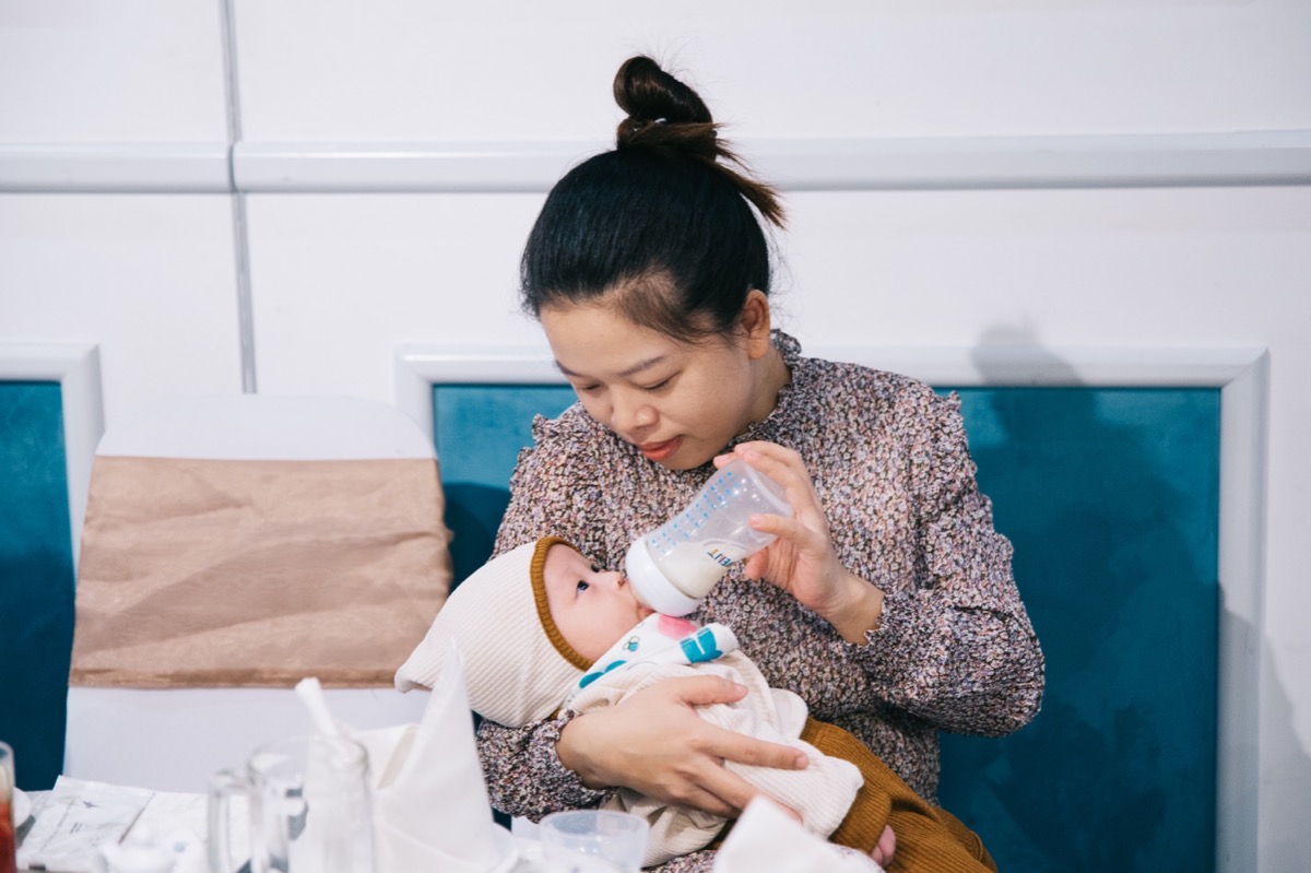 Lúc mới chào đời em háo ăn lắm lắm, dần dần em điềm đạm trưởng thành hẳn ra. Chắc sắp cưới vợ được rồi em nhỉ 😅