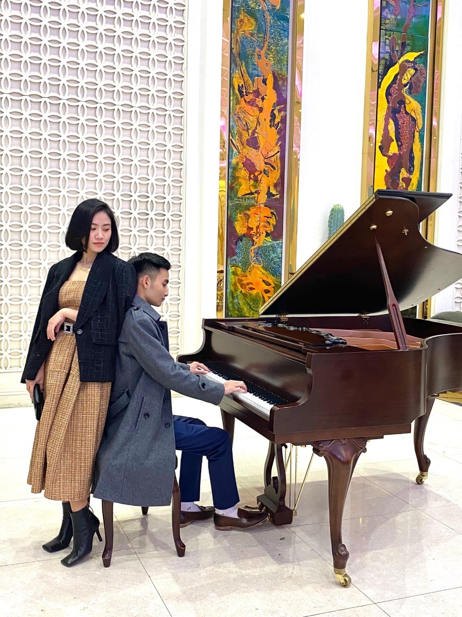 Đây là vợ tôi các bạn ạ !
Có lẽ ở thời đại vật chất sinh sôi này ít người có niềm tin vào tình yêu chân thành mà k có tính thực dụng... để tôi kể câu chuyện rõ hơn ở dưới nhé
Vợ tôi sinh năm 91 hơn tôi 2 tuổi ...
Cái ngày khi mà chúng tôi quen nhau thì khi đó tôi còn đang lông bông k mục đích sống ,chơi bời và nợ nần đủ thứ... đến chính người thân và bạn bè còn mất niềm tin vào tôi 😔 nhưng vợ tôi thì khác ,cô ấy đặt niềm tin vào tôi rất nhiều ,đối với tôi khi gặp được cô ấy giống như gặp được ánh sáng nơi cuối con đường vậy các bạn ạ.
Vợ tôi khi đó đang là một hot girl bán hàng hiệu luxury có rất nhiều người theo đuổi người ta đều có nhà có xe và có sự nghiệp riêng .nhưng k biết vì lí do nào đó mà vẫn chọn tôi các bạn ạ 😊
Tôi phải thừa nhận rằng cuộc đời tôi thật sư vô cùng may mắn vì đã gặp được một người bạn đời , một người đồng hành trong thời điểm thích hợp nhất.