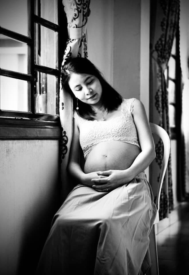 THAI GIÁO BẰNG BÌNH AN

Chúng ta cứ nghĩ rằng mang thai chỉ cần ăn uống đủ chất, tẩm bổ là được.
Chúng ta cũng nghĩ rằng sau khi sinh con ra thì mình sẽ nuôi dạy con thật tốt.
Thậm chí chúng ta còn nghĩ rằng con còn bé chưa biết gì, lớn lên sẽ dạy con, cho con những gì tuyệt vời nhất...
Sự thật là con cần được dạy dỗ ngay từ trong bụng mẹ, và cái con cần đầu tiên, chính là sự bình an!
Tìm kiếm sự bình an có thể là mục tiêu của tất cả mọi người.
Nhưng trước và trong khi mang thai, điều đó còn quan trọng hơn gấp bội.

❓ TẠI SAO CẦN THAI GIÁO BẰNG SỰ BÌNH AN?

Con người sinh ra ai cũng trải qua 3 giai đoạn và 4 thời kỳ. Trong đó, 3 giai đoạn bao gồm: Bào thai – Thiếu niên – Trưởng thành.

Và chịu tác động lần lượt từ 3 yếu tố: Cảm nhận – âm thanh – Hình ảnh.
Ở giai đoạn bào thai, trẻ phát triển từng bước theo cấp độ Thân – Tâm – Trí. Lúc này em bé phát triển tủy sống trước rồi mới đến não bộ. Do đó, trẻ phát triển cảm giác mạnh mẽ trong 6 tháng đầu.

Em bé trong bụng mẹ có thể cảm nhận được cảm xúc của mẹ. Và em bé sẽ lệ thuộc, nương nhờ vào cảm giác của mẹ.

Những gì mẹ chịu đựng là con chịu đựng, những gì mẹ trải qua là con trải qua.

❓ SỰ BÌNH AN TỪ TRONG BỤNG MẸ CÓ VAI TRÒ NHƯ THẾ NÀO ĐẾN CUỘC ĐỜI TRẺ SAU NÀY?

Thai nhi nhận được các tín hiệu từ mẹ trong thai kỳ. Vì thế trạng thái tâm lý của người mẹ - khi mang thai và sau khi sinh - có ảnh hưởng trực tiếp đến sức khỏe của trẻ sau khi sinh.

Những ngày trong bào thai sẽ quyết định vận mệnh cả cuộc đời đứa trẻ sau này.

Bởi 1 ngày trong bào thai tương đương 10 ngày trong giai đoạn Cửa Sổ Vàng (6 năm đầu đời), và bằng 100 ngày thời thiếu niên và trưởng thành sau này.

Cho nên nếu bào thai chịu đau khổ, stress, u uất, căng thẳng từ mẹ; thì cả cuộc đời của trẻ sau này sẽ đau khổ, không hạnh phúc, thậm chí làm người khác đau khổ!

Cũng trong 6 tháng đầu thai kỳ, trẻ hình thành xương sống trước khi có tim, não... Thế nên cảm nhận với con là quan trọng nhất, và phải thông qua cảm nhận của mẹ. Sau này, khi con hình thành não bộ thì lúc ấy con mới cảm nhận trực tiếp được.

❓ LÀM THẾ NÀO ĐỂ MẸ THẤY BÌNH YÊN NGAY TỪ TRƯỚC VÀ TRONG KHI CÓ THAI?

Mẹ sẽ phải trải qua một khoảng thời gian quá sức khi mang thai, phải đối mặt với những yêu cầu mới cả về thể chất và tình cảm.
Vì thế, để bình an, hãy bắt nguồn ngay từ cách sống mỗi ngày, để mẹ có thể tiếp tục trải qua thời kỳ bình an khi mang thai một cách dễ dàng hơn.
Dưới đây là một số mẹo đơn giản để giữ thái độ tích cực và tránh xa những suy nghĩ tiêu cực và lo lắng:

🍀 Thai giáo phải bắt nguồn từ trong tâm mẹ. Mẹ vui thì con khỏe.
Bình an nội tâm không nên phụ thuộc vào hoàn cảnh bên ngoài. Nó xuất phát từ việc mẹ luôn đón nhận mọi thứ có một cách tích cực.
Bất kể điều gì đang xảy ra xung quanh, người mẹ cần sẵn sàng sống khoảnh khắc này một cách yên bình, điều này cần thiết cho mẹ và thai nhi.

🍀 Hãy nghe những bài hát hay, đọc những cuốn sách tích cực, ăn những gì bạn thấy ngon miệng và tốt cho mẹ và con.

🍀 Thiền và cầu nguyện cũng là công cụ hữu ích giúp duy trì thái độ tích cực. Thực hành hàng ngày có thể tạo ra sự khác biệt to lớn, mang lại sự bình yên và thư thái cho cơ thể và tâm trí.

🍀 Tắt tin tức tiêu cực, gây căng thẳng, sợ hãi, tránh xa những bộ phim truyền hình và những hình ảnh bạo lực hoặc tiêu cực liên tục được hiển thị.

🍀 Tìm sự cân bằng giữa công việc, gia đình, trách nhiệm và chăm sóc bản thân.

🍀 Thực hành lòng biết ơn đối với những phước lành trong cuộc sống của bạn cũng mang lại lợi ích cho sức khỏe và tâm hồn.

🍀 Dành vài phút mỗi ngày và ngồi yên lặng, đầu óc tỉnh táo, đặt tay lên bụng và nói chuyện với bé. Tập trung vào điều kỳ diệu đang diễn ra bên trong. Đây là cơ hội để bé nghe thấy giọng nói của mẹ và cảm nhận được tình yêu thương, hạnh phúc.

🍀 Mỗi phụ nữ mang thai lắng nghe xem nó cơ thể của mình cần gì, từ đó nên điều chỉnh cho phù hợp.

🍀 Tham khảo ý kiến bác sĩ để nhận được hướng dẫn chính xác về sức khỏe của mình khi mang thai.

🍀 Thân thể mạnh khỏe thì tâm trạng mới tốt lành được.