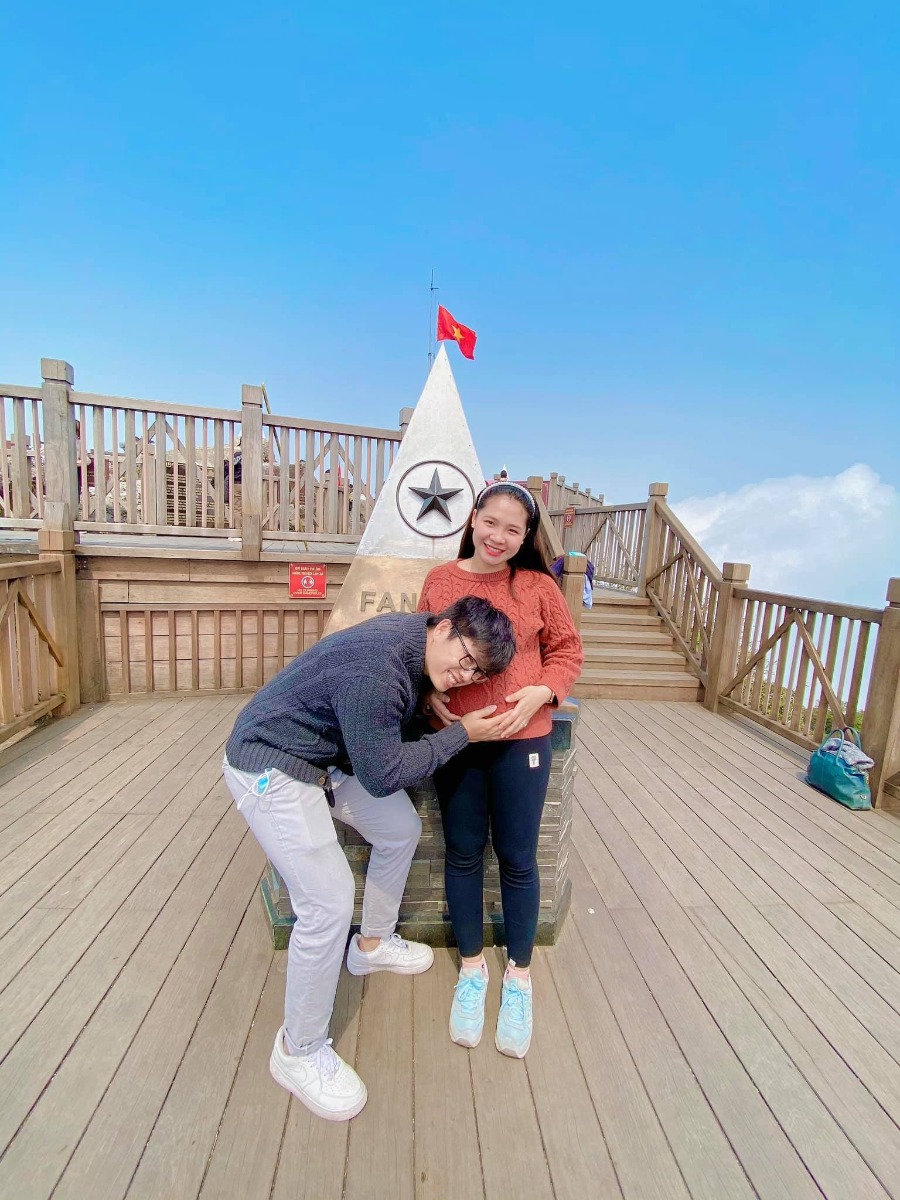 Kết thúc chuyến đi Tây Bắc kỉ niệm 2 năm ngày cưới là đỉnh Fansipan, cũng là chuyến đi tiền trạm của bạn Thóc nhà mình😆 nó chưa ra mà cả nhà đã lôi nó đi khắp nơi Bắc Nam rồi sau nay ra chân nó chắc lắm hoa hơn bố mẹ🤣 hihi. Chúc mừng 2 vợ chồng mình có bạn Thóc đạt mục tiêu đầu lớn nhất của cuộc sống hôn nhân.🥰 chúc bạn Thóc của bố mẹ mạnh khoẻ đáng yêu trải nghiệm nhiều cung đường cùng bố mẹ.
Cảm ơn ông bà nội đã lên kế hoạch cùng gia đình nhà Thóc đi khắp Tây Bắc thật nhiều trải nghiệm đáng nhớ.❤️