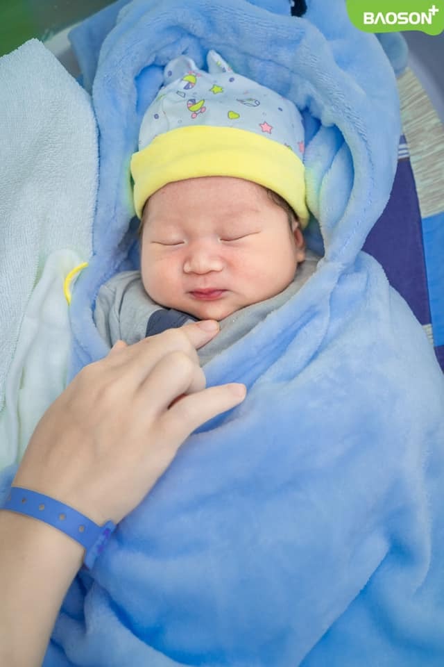 Hello các mom .sau 2 tuần nghỉ dưỡng hôm nay em ngoi lên viết chút riview về bviện bảo sơn theo cảm nhận của em nhé .
Rạng sáng 28/2 .chính xác là 4h50p sáng em vào viện cùng chị dâu vì thấy ra máu báo nhưng chưa đau bụng lắm chỉ buồn đi vsinh .em quay qua nói với chồng anh ơi em vào viện đây anh ngủ với con nhé sáng thấy em gọi thì vào ông chồng cũng tưởng như lần đầu là đau hết 1 đêm mới đẻ 😂ai ngờ vào đến viện gặp đúng ekip lần đầu đỡ đẻ cho em gồm bác cốc .u sinh.c trang .và 2 bạn nữa mình không biết tên. Mình bảo cho cháu đi vsinh trước nhưng các chị đẩy mình lên bàn đẻ mình chưa kịp hiểu gì 🤣mình bảo em chưa đau bụng nhiều mới đau lâm râm như đau bụng kinh thôi chưa đẻ đâu.c bảo mở 6 phân rồi không đẻ thì bao giờ đẻ.😁😁   Xong chị trang bảo mình đang có ca cấp cứu mổ gấp trong vòng 5 phút cứu cả mẹ cả con .em nằm yên đây tí u sinh xuống đón bé .thế là 10p sau u sinh và bác cốc xuống u sinh bấm ối bác cốc hỏi mình hôm qua siêu âm thai bao nhiêu cân mình bảo 3kg8 ạ .bác cốc và u sinh lắc đầu làm mình hoang mang tột độ .xong bác bảo cháu phải thật tỉnh táo cố gắng nhé lần này thai to đấy chứ không đùa đâu .thế là u sinh bắt đầu tư tưởng và bảo mình rặn mình rặn 3 lần đầu không tác dụng gì vì lúc đấy đau quá rồi. U sinh bảo cố thêm 2 lần nữa không được là thôi u chịu nhé .thế là ôi thôi sợ quá lấy hết sức rặn đúng 5h46p con ra .nặng tận 4kg mình phục mình luôn .
Mình muốn gửi lời cảm ơn tới tất cả ekip trực đêm 28/2 đặc biệt bác cốc .u sinh. Và c trang đã luôn an ủi động viên mình .
Đẻ xong về phòng được các bạn mang cho 1 bát cháo nóng ăn cho lại sức.
Về phòng ốc thì mình hơi xui 1 chút vào đúng phòng 504 bị dột và mốc tường nhìn thẩm mỹ không được đẹp và chuông gọi y tá cũng bị hỏng .
Hôm đó là chủ nhật bviện ít người trực nên có việc gì c dâu mình cứ phải chạy lên chạy xuống hơi bất tiện 1 chút .nhưng nhìn chung thì mình vẫn thấy hài lòng như lần đầu mình đẻ .
Đây là ảnh bạn bé nhà mình sáng t2 được chú đẹp zai trong truyền thuyết chụp ạ