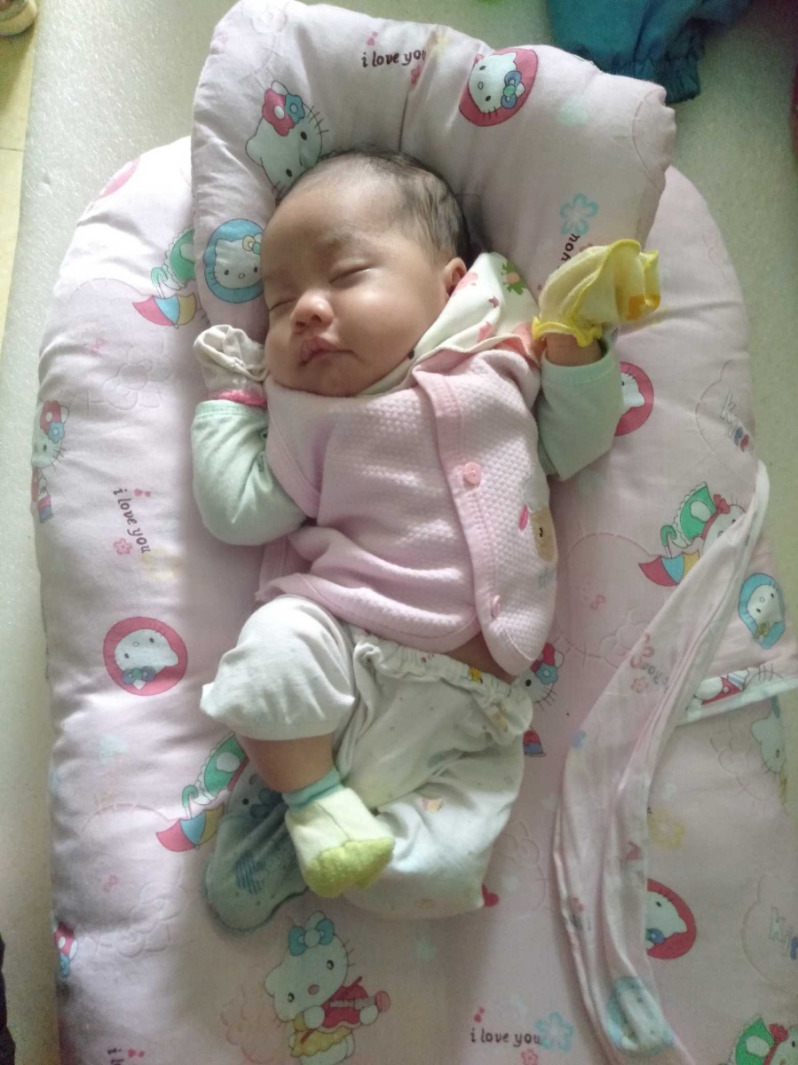 Dáng ngủ bá đạo của công chúa nhỏ nhà em. 🤣😂. Có mom nào giống e k. Thích ngắm con ngủ xong lắm lúc k nhịn được cười 🤣😂
