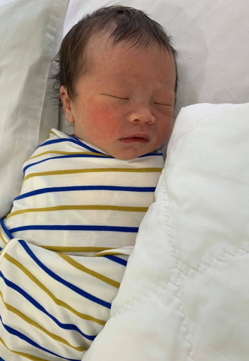 Xin chào các mom, em mới sinh hôm 28/2 hôm nay mới có thời gian để lên review cho các mom về hành trình đi sinh lần đầu tiên của em ở BV Bắc Hà.

Em ở Bắc Ninh, lần đầu mang bầu cũng đã tàu ngầm các nhóm sinh của các bệnh viện và cuối cùng 2vc e quyết định chọn BV Bắc Hà là nơi vượt cạn đầu tiên.

Trc e cũng đã phân vân giữa Tâm Anh và Bắc Hà, sau khi đi thăm khám và siêu âm thử 2 nơi thì cũng đã chọn BH vì giá cả phải chăng, dịch vụ tốt, các bác sĩ và điều dưỡng đều rất nhiệt tình và thân thiện.

Em đăng ký đợt khuyến mại giảm 25% từ tuần 36 là còn 19.575.000đ
Khi đăng ký được tặng nhiều dịch vụ đi kèm lắm nên hầu như e cũng k phát sinh gì thêm. E có phát sinh thêm tiền giảm đau sinh thường là 2tr.

Siêu âm hay thăm khám trc sinh ở bvien e đều thấy hài lòng, siêu âm kỹ, các bác sĩ khám và tư vấn cũng ky, các bạn điều dưỡng thì nhiệt tình hỗ trợ, e đều ko bị lóng ngóng hay ngơ ngác gì cả

Tối 28/2 đang ăn cơm thì em thấy bắt đầu lâm râm đau bụng, sau đó cơn đau càng ngày càng rõ hơn. Để cho yên tâm nên 2vc thu xếp đi xe lên bệnh viện luôn. E cũng chuẩn bị mang theo ít đồ để nếu sinh luôn thì ra viện còn có qáo cho mẹ và con mặc

Lên đến nơi bác sĩ khám trong e đã mở 4 phân rùi, được chuyển vào phòng sinh làm giảm đau luôn, đến 21h là e đã được gặp con rồi
Em được bác sĩ Tuấn đỡ sinh, trong thời gian chuyển dạ được bác sĩ và các điều dưỡng động viên và hỏi han rất nhiều khiến em cảm thấy rất an tâm, và thoải mái hơn
Về dịch vụ sau sinh thì e còn hài lòng hơn, phòng ốc sạch sẽ thoải mái, vẫn luôn là các bạn điều dưỡng rất nhiệt tình hỗ trợ 2vc. Hàng ngày thì mẹ được vệ sinh tầng sinh môn và thay bỉm, quần áo. Buổi sáng bé được đưa đi tắm. Em còn đăng ký chiếu tia plasma cho mẹ 2 lần và bé 2 lần nữa ạ (mẹ nhanh lành vết khâu còn bé thì nhanh lành rốn và rụng khô queo ko có nhân hay dịch ở rốn nữa)

Cơm ở căng tin thì cũng rất ngon (e quên ko chụp lại). Chồng e còn bảo ăn cơm bà đẻ ở đây ngon thế nữa cơ :)))
Nói chung lần đầu đi sinh được trải nghiệm dịch vụ okie. e ko có chê được điểm gì. và thấy thật là 1 lựa chọn đúng đắn. Nếu có lần sinh sau e cũng sẽ vẫn chọn Bệnh viện Bắc Hà.

E viết thế thui ạ. Giờ e đi làm bò sữa đây. Chúc các mẹ có 1 thai kỳ khỏe mạnh nhé!