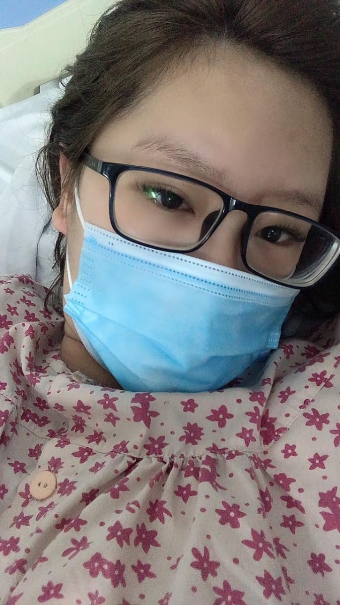 REview sinh tại Khoa Phụ Sản 2 Bệnh Viện Thanh Nhàn

Bé Ong nhà em hôm nay đc 1 tháng 3 ngày . E xin review 1 chút về khoa sản 2 .

- Rạng sáng mùng 3 tết 2 vợ chồg e phi như bay vào viện vì có dấu hiệu đau bụng thành từg cơn . Vào viện tầm hơn 3h sáng , e bình tĩnh lên gọi bsi cho e đi đẻ , các bsi còn đag ngủ nghỉ lập tức dậy hết để khám cho em . 

- Đo cơn gò , khám xem mở bn phân , ra siêu âm xong vào loanh quanh nằm 1 lúc bsi bảo đợi bao h đau hẳn thì dặn đẻ . E nằm 5' gì đó thì bắt đầu đau vãi tè k chịu nổi , e bảo bsi cho e đẻ e k chịu dc r :))) thế là bsi ok dặn như dặn ị đi em ... nghe theo lời bsi hướng dẫn e đã sinh thường ra 1 côg túa nặng 4kg lúc 3h55' 🤣 Các bsi nhiệt tình lắm luôn đó ạ . Xog chụp choẹt 2 mẹ con mag ra cho chồg e xem luôn 😂 lúc ý nhìn mặt vẫn hớn lắm vì vẫn còn thuốc tê nên k thấy đau . Đến sáng hsau thì hơi thốn nhưng vẫn chịu dc . Tvia con em ăn no là ngủ khò , các bạn khóc nhưg cx k quan tâm , vẫn ngủ :))) 

- Từ hôm về nhà đến bây h tvia con cứ ăn xog ngủ , ngủ buổi đêm từ 11-12h đến 9-10h sáng hsau dậy tắm , ăn no lại ngủ hihi . Trộm vía con 1 tháng được 5kg rùi ạ. Các bsi khoa sản 2 mát tay lắm ạ . Em cảm ơn các bsi nhiều lắm . Mọi người ai có ý định vào khoa sản 2 để đẻ thì triển luôn nha 👌🏻