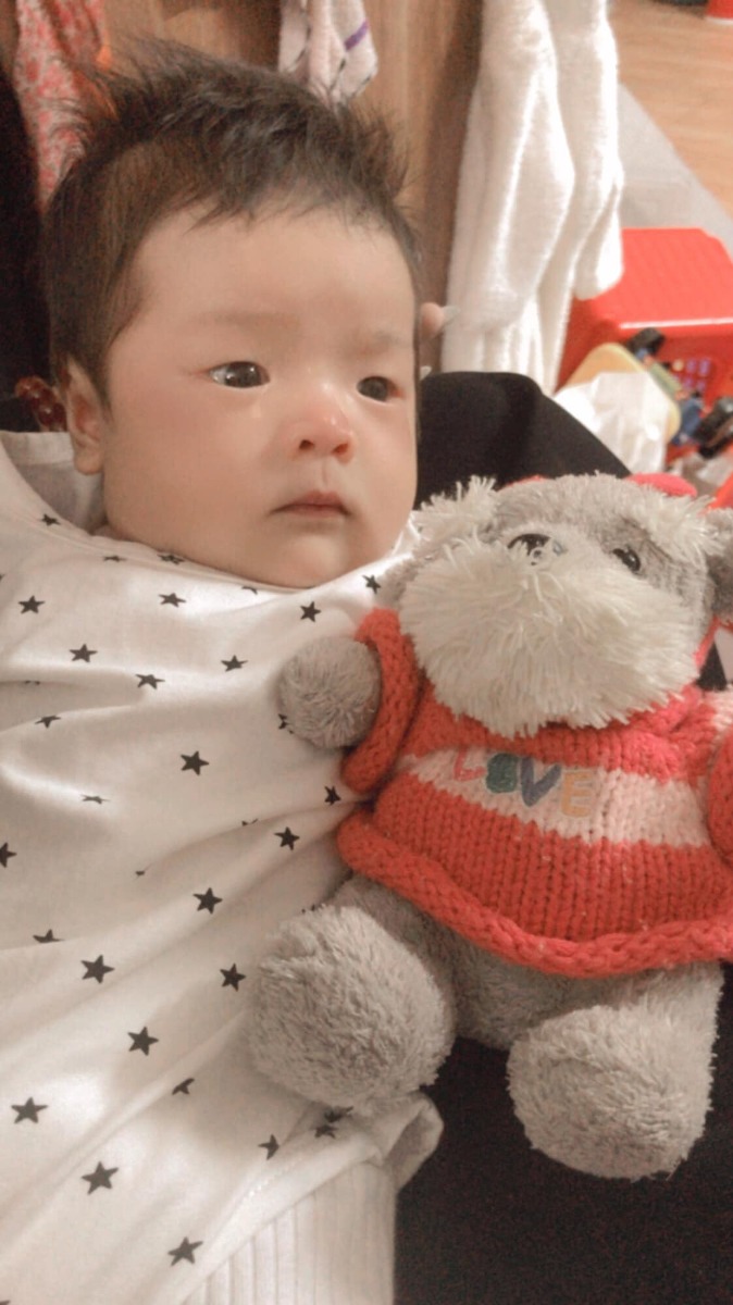 REview sinh tại Khoa Phụ Sản 2 Bệnh Viện Thanh Nhàn

Bé Ong nhà em hôm nay đc 1 tháng 3 ngày . E xin review 1 chút về khoa sản 2 .

- Rạng sáng mùng 3 tết 2 vợ chồg e phi như bay vào viện vì có dấu hiệu đau bụng thành từg cơn . Vào viện tầm hơn 3h sáng , e bình tĩnh lên gọi bsi cho e đi đẻ , các bsi còn đag ngủ nghỉ lập tức dậy hết để khám cho em . 

- Đo cơn gò , khám xem mở bn phân , ra siêu âm xong vào loanh quanh nằm 1 lúc bsi bảo đợi bao h đau hẳn thì dặn đẻ . E nằm 5' gì đó thì bắt đầu đau vãi tè k chịu nổi , e bảo bsi cho e đẻ e k chịu dc r :))) thế là bsi ok dặn như dặn ị đi em ... nghe theo lời bsi hướng dẫn e đã sinh thường ra 1 côg túa nặng 4kg lúc 3h55' 🤣 Các bsi nhiệt tình lắm luôn đó ạ . Xog chụp choẹt 2 mẹ con mag ra cho chồg e xem luôn 😂 lúc ý nhìn mặt vẫn hớn lắm vì vẫn còn thuốc tê nên k thấy đau . Đến sáng hsau thì hơi thốn nhưng vẫn chịu dc . Tvia con em ăn no là ngủ khò , các bạn khóc nhưg cx k quan tâm , vẫn ngủ :))) 

- Từ hôm về nhà đến bây h tvia con cứ ăn xog ngủ , ngủ buổi đêm từ 11-12h đến 9-10h sáng hsau dậy tắm , ăn no lại ngủ hihi . Trộm vía con 1 tháng được 5kg rùi ạ. Các bsi khoa sản 2 mát tay lắm ạ . Em cảm ơn các bsi nhiều lắm . Mọi người ai có ý định vào khoa sản 2 để đẻ thì triển luôn nha 👌🏻