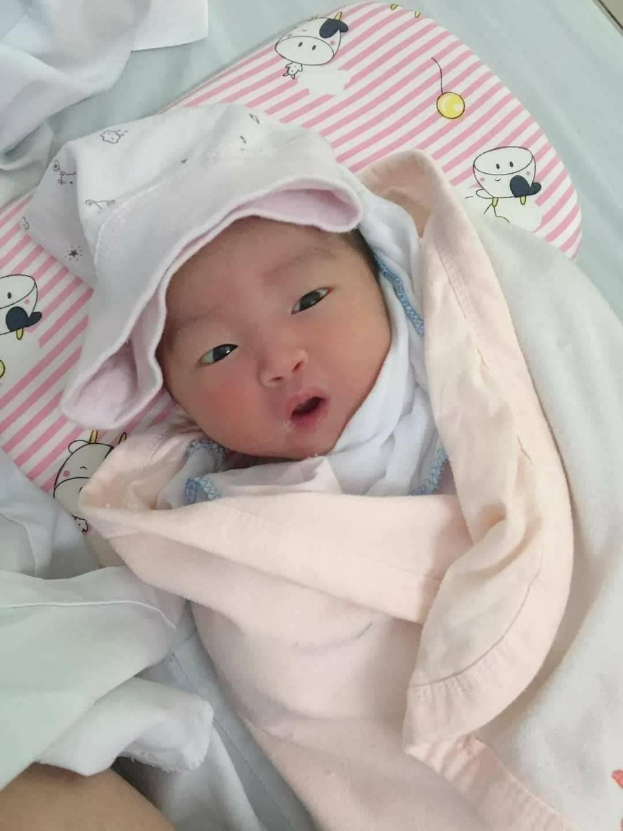 Em đã sinh mổ lần 2 thành công..bé 37w5d ...các mẹ sinh mổ tập 2 đừng lo nhé.lần 1 e đau tưởng chết đi sống lại.3ngay mới đi đc.nhưng lần 2 lại nhẹ nhàng lắm 3h chiều hôm trước mổ đến 3h hôm sau rút ống thông tiểu là đi được rui..khỏe hơn lần 1 rất nhiều luôn ấy

Ủn mông cho con hay ăn chóng lớn nhé