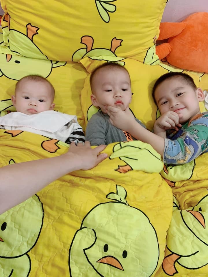 Sau 5 năm sản xuất ko ngừng nghỉ e đã đủ nếp đủ đẻ rồi các mẹ ơiiii :))))
Lúc đẻ mổ hỏi bs triệt sản mà bs bảo e trẻ quá k làm cho.
E đã từng chửa ngoài tc phải mổ rồi.
Giờ đau đầu vụ tranh thai 😂😂
Trong nhóm có chị nào mà để Chồng đi thắt chưa ạ??? :)))))
Cho e hỏi abc còn bt ko? Có ảnh hưởng j ko ạ ;)))
Hnay e nịnh ck là thắt đi 🤣 ck e bảo nhỡ hỏng thì sao 😅 e trấn an là ksao vk tìm hiểu kĩ rồi.
Làm nthe vk sẽ yên tâm ck k có con rơi bên ngoài :))))
Vk sẽ ngoan có bao tiền đưa ck hết :))))
Ck e cười "để ck xem thế nào đã"
Nghe vẻ cũng sắp xuôi xuôi r 😁
Cm có ck thắt rồi cho e tí rì viu cho e có động lực với ạ!
Chứ lỡ hỏng mất khu vui chơi thì toang 🤣🤣🤣🤣
E cảm ơn.