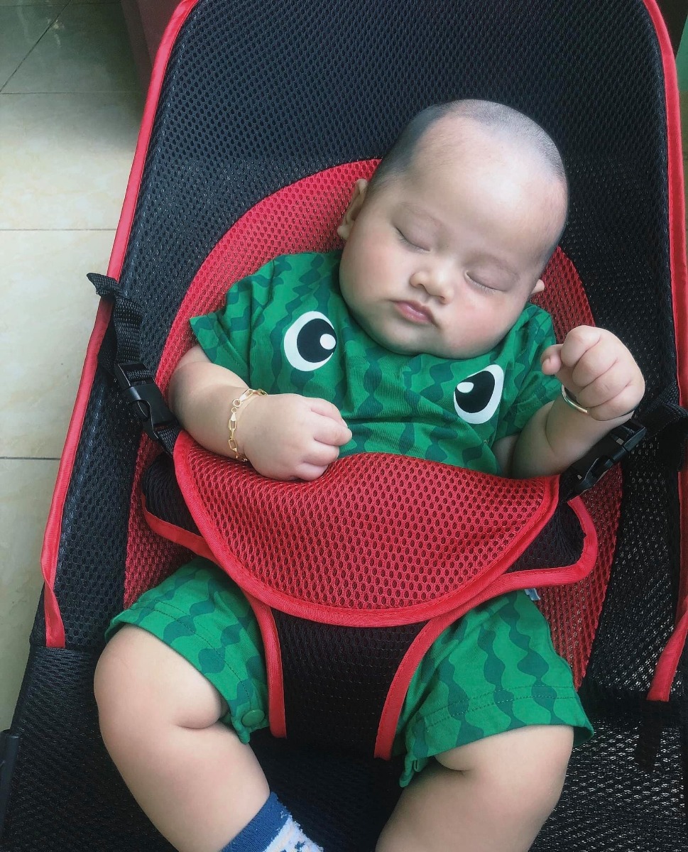 Chuột 9/12.  8kí
Miệng cười toe toét suốt ngày 
Em ngoan ngoãn tự chơi, tự ngủ. Tối ngủ xuyên đêm ko làm phiền cho mẹ ngủ ngon!!