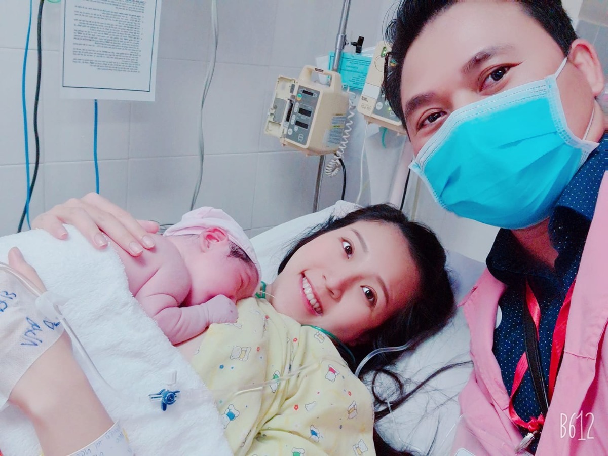 Câu chuyện đi đẻ nhà e.
Sau bao nhiêu lần đi đẻ hụt thì e cũng đã vượt cạn thành công cán mốc 39w6d ạ.
Ngày dự sinh trâu nhà e là ngày 18/3 mà 1h ngày 17/3 e đã có dấu hiệu sanh, đau bụng từng cơn, cứ 10p lại có 1 cơn, nhưng e không vội vào viện như mấy lần đẻ hụt trước, e đợi đến 5h sáng thì e gọi chồng và mẹ e dậy để đi vào viện, vào đến viện thì e mới mở 1p, e làm các thủ tục nhập viện, sau đó e khám lại thì đã nở được 2p, vào phòng chờ sinh từ 9h sáng đến 12h trưa không mở thêm phân nào nữa, mà e đã đau chịu không nổi rồi cứ 3p lại 1 cơn đau tầm 30 giây. E nổi tiếng chịu đau kém nên e đã gọi chồng vào đăng ký đẻ không đau, 12h40 e được vào phòng sanh để tiêm thuốc gây tê ngoài màng cứng, thế là xong không còn 1 cơn đau nào nữa, e đã ngủ 1 giấc đến 4h chiều, do tử cung e hơi cứng nên đã tiêm thêm 2 mũi nở tử cung, đến 5h e đã nở được 6 phân và bác sĩ đỡ sinh cho e đã vào, khám trong 1 lần nữa và chỉ e cách rặn cho bé ra, s đó là những cơn buồn rặn bắt đầu ( nhưng không hề có 1 cảm giác đau nào hết, đến lúc đẻ e bé ra luôn), e rặn tầm 2 hơi e bé xuống rất tốt nhưng không ra được, phải nhờ sự trợ giúp của ekip phòng sinh để ấn bụng đẩy e bé ra, đúng 5h30 e bé nhà e đã ra đời, ( hình này là e được da kề da với bé) E chính thức vượt cạn thành công. E may mắn có chồng và ba mẹ đồng hành hết cuộc vượt cạn, nên không sợ gì hết.
E sinh bé tại bệnh viện phụ sản quốc tế sài gòn