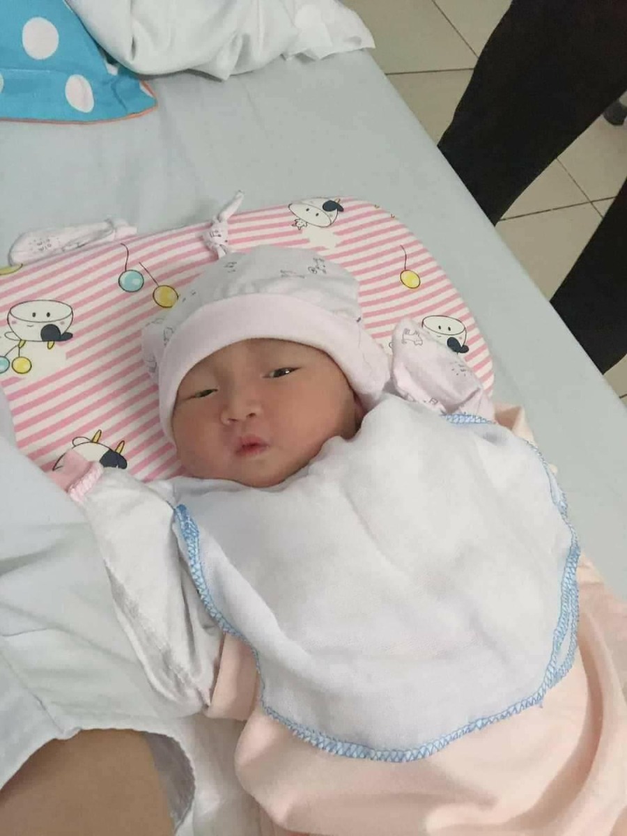 Em đã sinh mổ lần 2 thành công..bé 37w5d ...các mẹ sinh mổ tập 2 đừng lo nhé.lần 1 e đau tưởng chết đi sống lại.3ngay mới đi đc.nhưng lần 2 lại nhẹ nhàng lắm 3h chiều hôm trước mổ đến 3h hôm sau rút ống thông tiểu là đi được rui..khỏe hơn lần 1 rất nhiều luôn ấy

Ủn mông cho con hay ăn chóng lớn nhé