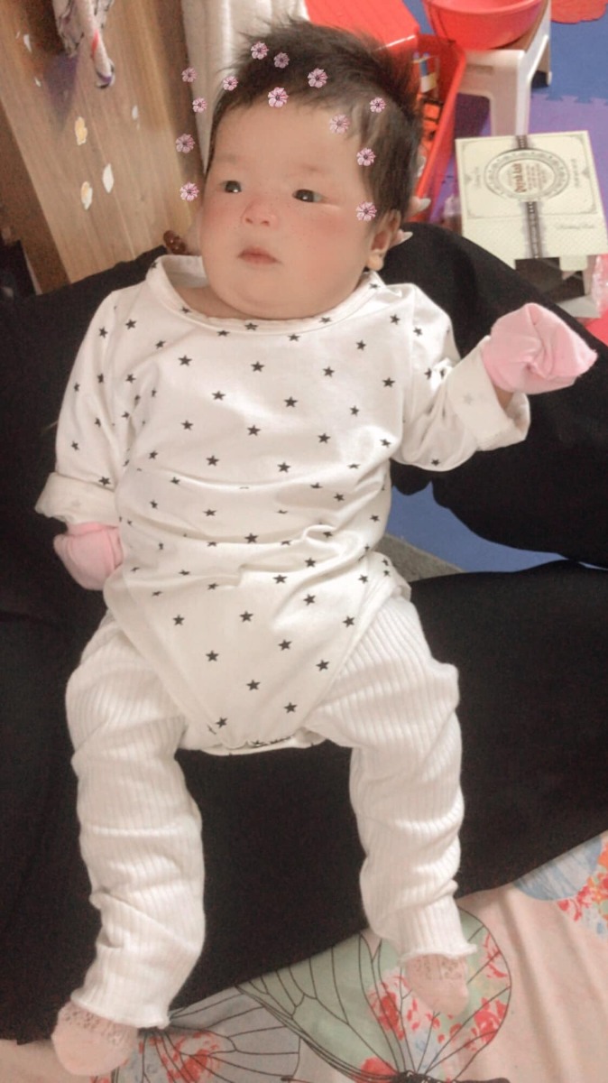 REview sinh tại Khoa Phụ Sản 2 Bệnh Viện Thanh Nhàn

Bé Ong nhà em hôm nay đc 1 tháng 3 ngày . E xin review 1 chút về khoa sản 2 .

- Rạng sáng mùng 3 tết 2 vợ chồg e phi như bay vào viện vì có dấu hiệu đau bụng thành từg cơn . Vào viện tầm hơn 3h sáng , e bình tĩnh lên gọi bsi cho e đi đẻ , các bsi còn đag ngủ nghỉ lập tức dậy hết để khám cho em . 

- Đo cơn gò , khám xem mở bn phân , ra siêu âm xong vào loanh quanh nằm 1 lúc bsi bảo đợi bao h đau hẳn thì dặn đẻ . E nằm 5' gì đó thì bắt đầu đau vãi tè k chịu nổi , e bảo bsi cho e đẻ e k chịu dc r :))) thế là bsi ok dặn như dặn ị đi em ... nghe theo lời bsi hướng dẫn e đã sinh thường ra 1 côg túa nặng 4kg lúc 3h55' 🤣 Các bsi nhiệt tình lắm luôn đó ạ . Xog chụp choẹt 2 mẹ con mag ra cho chồg e xem luôn 😂 lúc ý nhìn mặt vẫn hớn lắm vì vẫn còn thuốc tê nên k thấy đau . Đến sáng hsau thì hơi thốn nhưng vẫn chịu dc . Tvia con em ăn no là ngủ khò , các bạn khóc nhưg cx k quan tâm , vẫn ngủ :))) 

- Từ hôm về nhà đến bây h tvia con cứ ăn xog ngủ , ngủ buổi đêm từ 11-12h đến 9-10h sáng hsau dậy tắm , ăn no lại ngủ hihi . Trộm vía con 1 tháng được 5kg rùi ạ. Các bsi khoa sản 2 mát tay lắm ạ . Em cảm ơn các bsi nhiều lắm . Mọi người ai có ý định vào khoa sản 2 để đẻ thì triển luôn nha 👌🏻