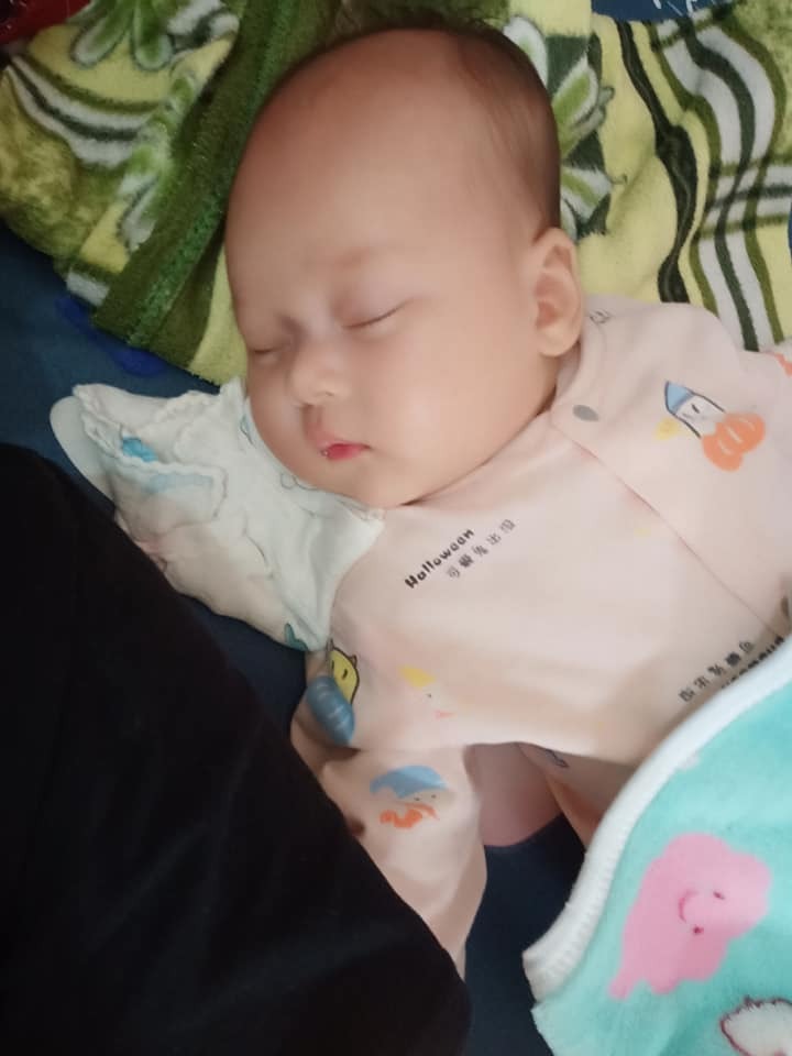 < GÓC ĐI ĐẺ >
Chào các mom! ❤️

E sinh tại BV Hà Đông  hơn 2tháng rồi. Thấy nhiều mẹ đang bầu hỏi chỗ siêu âm tốt, rồi tìm bs mổ quá nên e viết bài review về bs e theo từ lúc siêu âm và chọn bs mổ luôn.

Bài viết mang tính chất chia sẻ và tham khảo các mom nhé! ❤️

🍓 E mổ chủ động lần 2 thai 38w5d. E chọn bs Hùng - 68 vạn phúc( đc phòng khám ). Hai vợ chồng e tin tưởng ngay từ lần siêu âm đầu tiên nên suốt thai kì bọn e đều qua bs Hùng siêu âm + mổ đẻ!

E thấy bs Hùng trẻ tuổi nhưng trình độ chuyên môn rất tốt và đặc biệt là CÓ TÂM! 

Các mốc siêu âm mỗi lần a đều giải thích rõ các chỉ số, làm việc tỉ mỉ cẩn thận.

Còn khi đi mổ, e mổ chủ động chọn ngày giờ. Hôm đó vào tối 2/1/2021 ( đang lịch nghỉ tết dương ) hihi cơ mà bs và vk bs là chị Xu Xu ( Trang )cũng vẫn rất nhiệt tình. Bs còn qua BV chờ 1lúc rồi e mới vác bụng đến ý ạ. 😌😁

Lúc mổ: chia tay ông xã bs Hùng dắt vào mổ mà e khóc như mưa😂. Haha thật sự mổ lần 2mà e vẫn run sợ vcd ra ý các mom ơi🤪 Ekip mổ , bs mổ và bs gây tê đều rất thân thiện và hài hước. Làm e vừa khóc vừa cười như con dở hơi😄😄😄.

❤️ OK ! Đã chấn an tinh thần xong xuôi e lên bàn mổ! 

Lần này mổ e chọn hết DV giảm đau sau sinh r kim mũi nhỏ ... Gì đó e đếch nhớ hết đâu. Cơ mà nói chung lúc mổ bs Hùng và bs gây tê vẫn hỏi nói chuyện bt. E cảm thấy rất yên tâm. Khi về phòng với con ngày nào bs cũng xuống thăm khám hỏi han ân cần và cả sự TỬ TẾ! 
Bà nội - ngoại cứ khen bs con chọn tốt mà cẩn thận thế. 

☘️ Thế rồi 2ngày sau được xuất viện. Vì lần này e bình phục nhanh hẳn so với lần 1 ( nằm viện 5ngày vẫn chưa tự đi dk ông xã phải bê🙄). Bố ck ở nhà gd ra bảo 2ngày đã về j sao nhanh thế bảo bs cho nằm thêm đi cho yên tâm!!! 😂😂😂 Hôm xuất viện phu nhân - vợ bs là c Trang - Xu Xu ý cẩn thận quá hai vc bác còn tặng quà cho em bé! 😘

E k bị đau đầu như lần đầu mổ. Lần này bình phục nhanh hơn sức tưởng tượng về nhà e bổ sung thêm 1số thứ thành ra người khoẻ re. Bs mổ mát tay trvia e bé nhà mình ngoan k quấy khóc đêm. Mẹ đủ sữa nên cũng nhàn đi rất nhiềuuuu. Hiiii

Định viết cái j nữa mà quên rồi, em bé dậy roài e cho bé ti đây. Các mom tham khảo nhé, có câu hỏi j thì có thể nhắn tin hoặc cmt e TL nha!!!hiii

❤️❤️❤️💋💋💋Chúc các thiên thần bé nhỏ xinh xắn- hanh thông!
Chúc cho các mẹ mạnh khoẻ bình an !