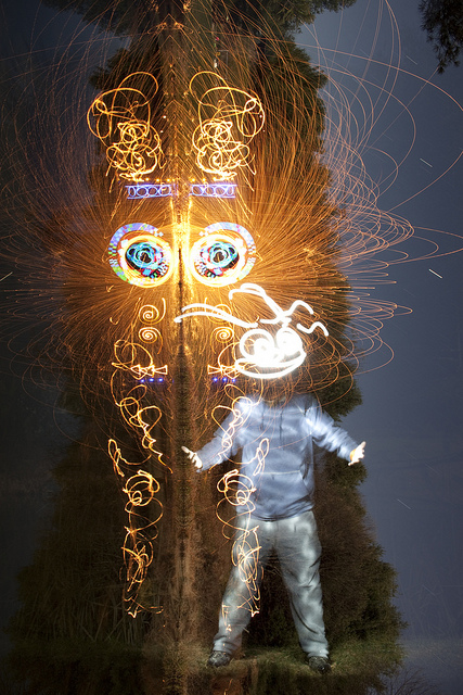 HƯỚNG DẪN THAI GIÁO ÁNH SÁNG KHÔNG CẦN ĐÈN PIN

Các mẹ đang được xem những bức ảnh “bông hoa ánh sáng" được thực hiện bởi một giáo viên người Mỹ tên là Jeremy Jackson. Anh đã chụp những bức ảnh này bằng máy ảnh và hạn chế dùng Photoshop nhất có thể. 

Jackson đã vô tình phát hiện ra khả năng chụp ảnh bằng ánh sáng của mình trong lúc nghịch những chiếc que phát sáng trước ống kính và chụp lại chúng. Từ đó, anh đã dành nhiều thời gian và tâm huyết để sáng tạo ra những bức ảnh ánh sáng đẹp như kính vạn hoa. 

Công việc này mang lại cho anh rất nhiều niềm vui, cảm hứng và những cảm xúc tích cực khi được làm việc với ánh sáng mỗi ngày. 

Khoa học đã chứng minh ánh sáng có ảnh hưởng trực tiếp tới cả thể chất và tinh thần của con người. Một nghiên cứu đã chỉ ra rằng, cường độ ánh sáng có khả năng chi phối cảm xúc, sự quyết định của con người. 
 
Theo đó, một lượng ánh sáng dịu nhẹ, không quá chói sẽ giúp chúng ta đưa ra quyết định hợp lý, sáng suốt hơn. Một nghiên cứu khác cũng chỉ ra rằng ánh sáng còn giúp con người giảm bớt hoặc quên đi cảm giác đau đớn. 

Nếu bạn nói chuyện với những người làm kiến trúc sư hay thiết kế nội thất, chắc chắn họ sẽ nói với bạn rằng việc xử lý ánh sáng trong các căn hộ là yếu tố rất quan trọng, không thể bỏ qua. Và một căn hộ lý tưởng cần có sự hài hòa giữa 2 yếu tố, đó là ánh sáng tự nhiên và ánh sáng nhân tạo.

Điều này rất giống với thai giáo ánh sáng: cần đến cả 2 yếu tố tự nhiên và nhân tạo.

👉 Vậy, thai giáo ánh sáng là gì? 

Thai giáo ánh sáng là sử dụng ánh sáng để tương tác với em bé trong bụng, giúp gắn kết tình cảm với con yêu, giúp con yêu phát triển thị giác và trí não ngay từ khi còn trong bụng mẹ. Khi nhìn thấy ánh sáng, bé sẽ phản ứng lại bằng cách đạp, trườn tới nơi có ánh sáng. 

👉 Thai giáo ánh sáng có lợi ích gì?
 
- Thai giáo ánh sáng giúp phát triển thị giác và các dây thần kinh của não bộ: bé sinh ra có đôi mắt tinh nhanh, phản ứng linh hoạt
- Giúp bé sớm hiểu khái niệm sáng tối, ngày đêm, sau này khi các mẹ luyện EASY cho con sẽ rất thuận lợi
- Giúp bé dễ thích nghi với môi trường bên ngoài, sớm điều chỉnh được đồng hồ sinh học, thể hiện rõ nhất ở việc ít quấy khóc về đêm và có giấc ngủ ngon hơn 

👉 Nên Thai Giáo Ánh Sáng Khi Nào?

Bố mẹ có thể thực hiện thai giáo ánh sáng với bé từ tuần 27, tức là thời điểm bầu từ 7 tháng, cuối tam cá nguyệt thứ hai, đầu tam cá nguyệt thứ ba. Khi đó bé đã có thể nhắm mắt, mở mắt và phân biệt được sáng tối.

👉 Có 2 cách thai giáo ánh sáng:

1 cách dùng ánh sáng nhân tạo và 1 cách dùng ánh sáng tự nhiên. 

Với cách 1, dùng ánh sáng nhân tạo mẹ có thể dùng ngay đèn flash trên điện thoại mà ko cần mua thêm đèn pin.

Cách làm như sau: 

Mẹ chiếu đèn lên bụng, cách bụng khoảng 10 - 20 cm, sau đó chờ phản ứng của bé, xem bé có đạp không, có chuyển động không?

Tiếp đến, mẹ di chuyển đèn dọc theo bụng, tốc độ chậm rãi và tiếp tục chờ xem các phản ứng của bé. Mỗi lần chiếu sáng kéo dài khoảng từ 10 đến 30 giây, thực hiện 3 đến 5 lần, mỗi tuần mẹ có thể thai giáo ánh sáng từ 2 - 3 lần.

Trong các ngày sau, mẹ hãy tăng dần khoảng cách giữa bụng và đèn pin lên 30 rồi 50cm. 

Mẹ lưu ý cần thai giáo ánh sáng vào ban ngày để tránh việc bé lẫn lộn giữa ngày và đêm. Khi thấy có ánh sáng, bé hiểu rằng đó là dấu hiệu của ban ngày. Nếu mẹ thai giáo vào buổi tối, khi nhìn thấy ánh sáng đèn pin, bé sẽ lầm tưởng đó là ban ngày. Điều này ảnh hưởng tới nhịp sinh học của bé. 
 
Mẹ có thể kết hợp trò chuyện với bé, dạy bé phân biệt sáng tối ngày đêm, nói với bé rằng ban ngày có ánh sáng, mọi người sẽ đi làm. Còn ban đêm là bóng tối, trên trời có thể có mặt trăng và những vì sao xinh đẹp. Đêm là khi mọi người đi ngủ để hồi phục sức khỏe. 

Tiếp đến, Khi nói tới thai giáo ánh sáng, đa số mọi người sẽ nghĩ ngay đến việc dùng 1 chiếc đèn pin và chiếu vào bụng. Điều này đúng nhưng chưa đủ. Có 1 điều quan trọng hơn mình muốn nhắc đến, đó là thai giáo ánh sáng bằng cách đi dạo dưới ánh nắng mặt trời. 

👉 Cách làm rất đơn giản: Mẹ chọn thời điểm nắng dịu nhẹ để đi dạo

Ánh sáng mặt trời sẽ tạo nên một vùng sáng dễ chịu trên bụng mẹ và bé sẽ cảm nhận được điều này, và nhận biết được rõ ràng đó là ban ngày. Một số bé sẽ bày tỏ sự vui vẻ, thích thú bằng cách đạp vào bụng mẹ. 

Đây là hoạt động kết hợp của thai giáo ánh sáng + thai giáo cảm xúc + thai giáo vận động + thai giáo ngôn ngữ.

Có Thai giáo ngôn ngữ ở đây vì bé được nghe những âm thanh tự nhiên của cuộc sống như tiếng mọi người xung quanh nói chuyện, tiếng chim hót, tiếng của mẹ trò chuyện với bé trong lúc đi lại… 

Mình vừa chia sẻ xong với mẹ các kiến thức cơ bản về thai giáo ánh sáng, trên App Mamibabi cũng có sẵn hoạt động thai giáo ánh sáng theo đúng lộ trình để mẹ áp dụng cho bé, mẹ hãy mở app mỗi ngày và thai giáo cho bé nhé.

---

Chúc mẹ thai giáo hiệu quả. Mọi thắc mắc về thai giáo các mẹ cmt mình hỗ trợ nhé!

Một số link hữu ích cho mẹ mới thai giáo:
- Thai giáo là gì? https://mamibabi.com.vn/r/875403
- Bắt đầu thai giáo như thế nào? https://mamibabi.com.vn/r/571946
- Top 8 sai lầm khi thai giáo: https://mamibabi.com.vn/r/490913
- Thai giáo gồm những hoạt động nào? Phần 1: Thai giáo trực tiếp: https://mamibabi.com.vn/r/292561
- Thai giáo gồm những hoạt động nào? Phần 2: Thai giáo gián tiếp: https://mamibabi.com.vn/r/825197

---
Thang Pham,
CEO Mamibabi